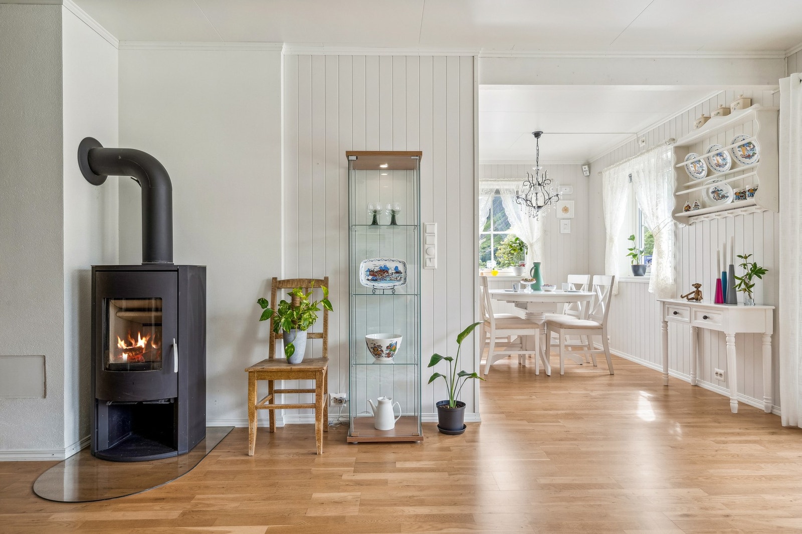 I stuen er det også montert en vedovn som gir god varme på kalde dager. Ved siden av er inngang til spisestuen og kjøkkenet. Galleribilde