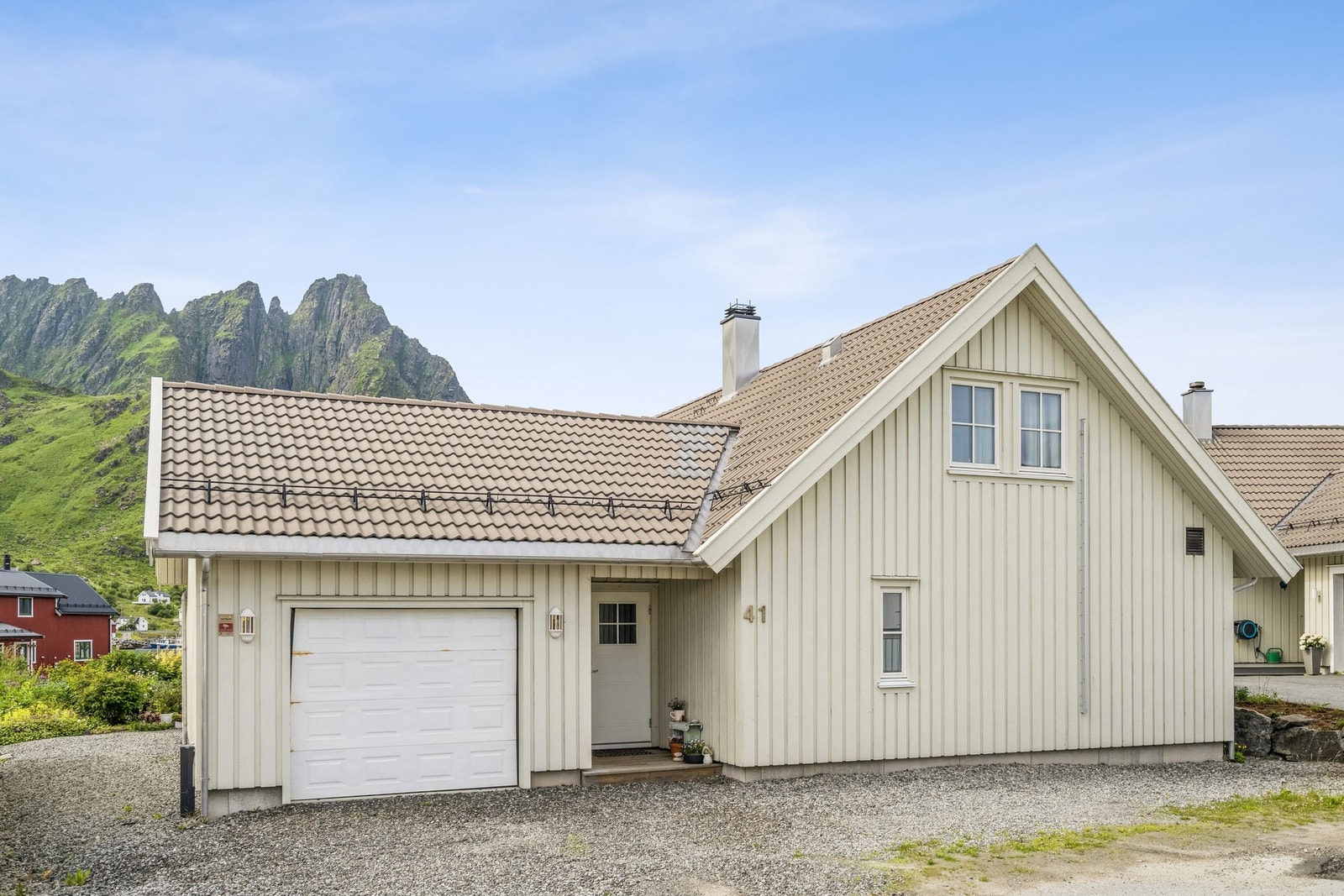 Her er det parkering i garasje og på egen tomt. Overbygd inngangsparti. Galleribilde