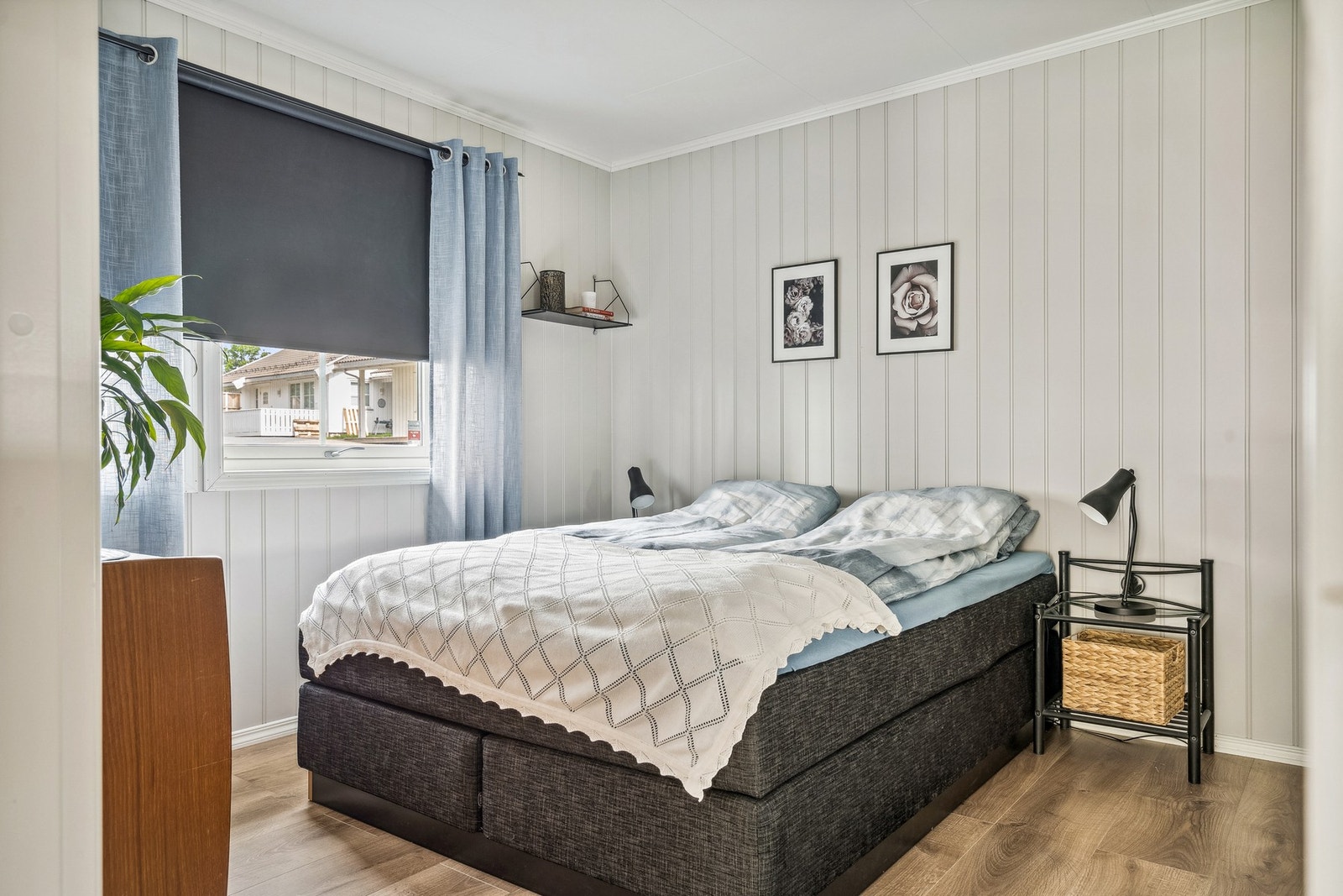 Soverom med plass til dobbeltseng og garderobe Galleribilde