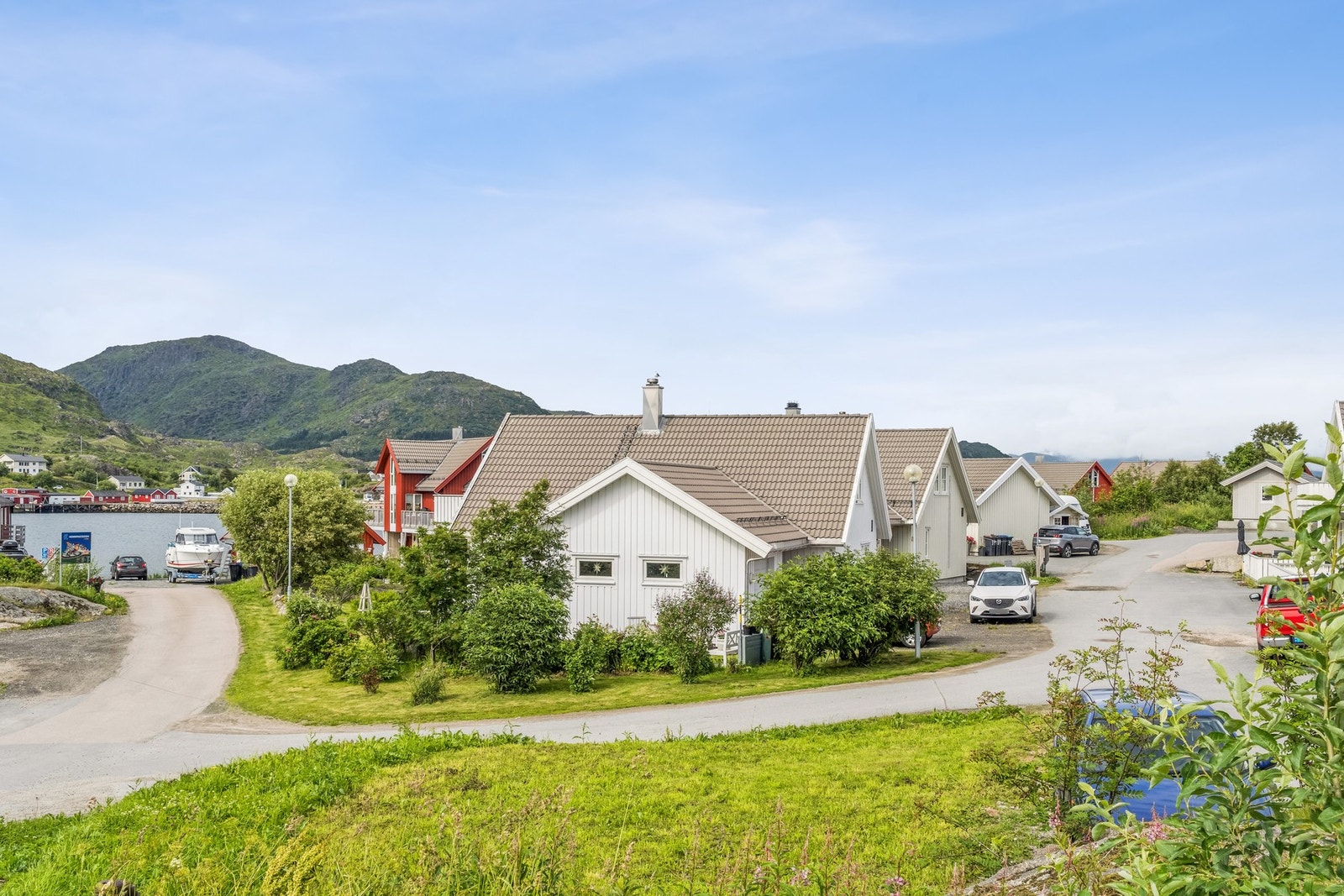 Det er gode solforhold og eiendommen ligger tett på sjøkanten. Galleribilde