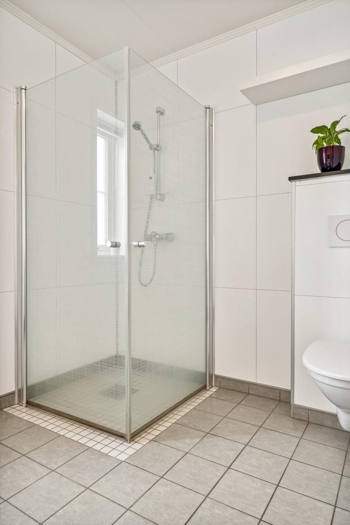 Bad med dusjhjørne. Galleribilde