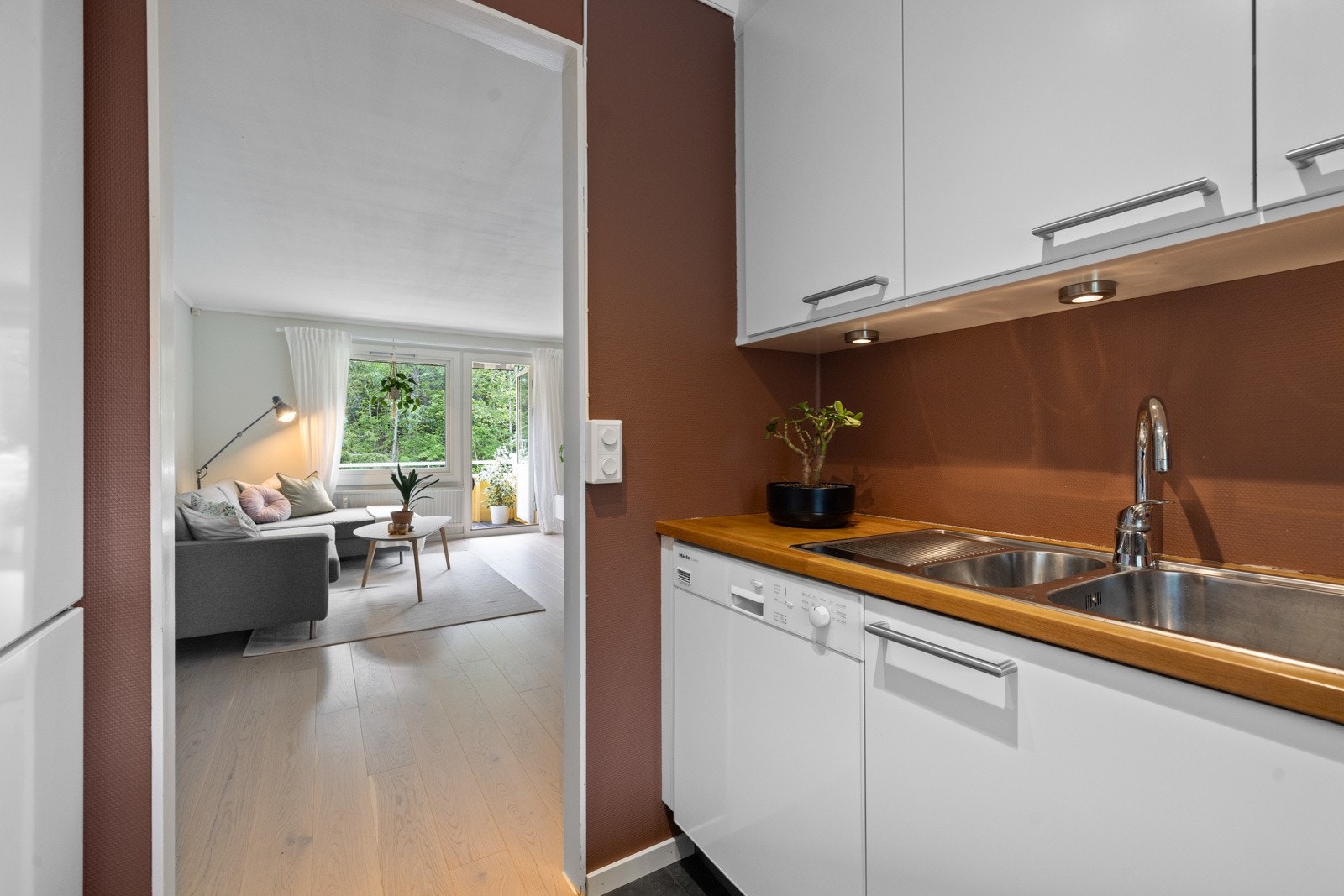 Benkeplate i lakkert heltre med nedfelt dobbel oppvaskkum i rustfritt stål og ett-greps blandebatteri. Galleribilde