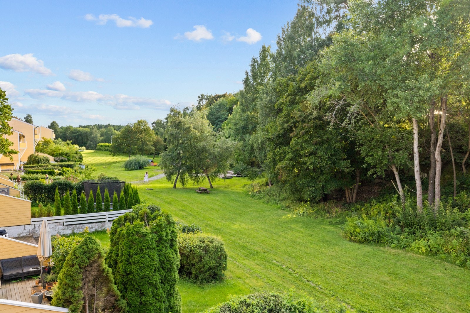 Nydelig utsikt fra balkongen mot store, flotte fellesarealer Galleribilde