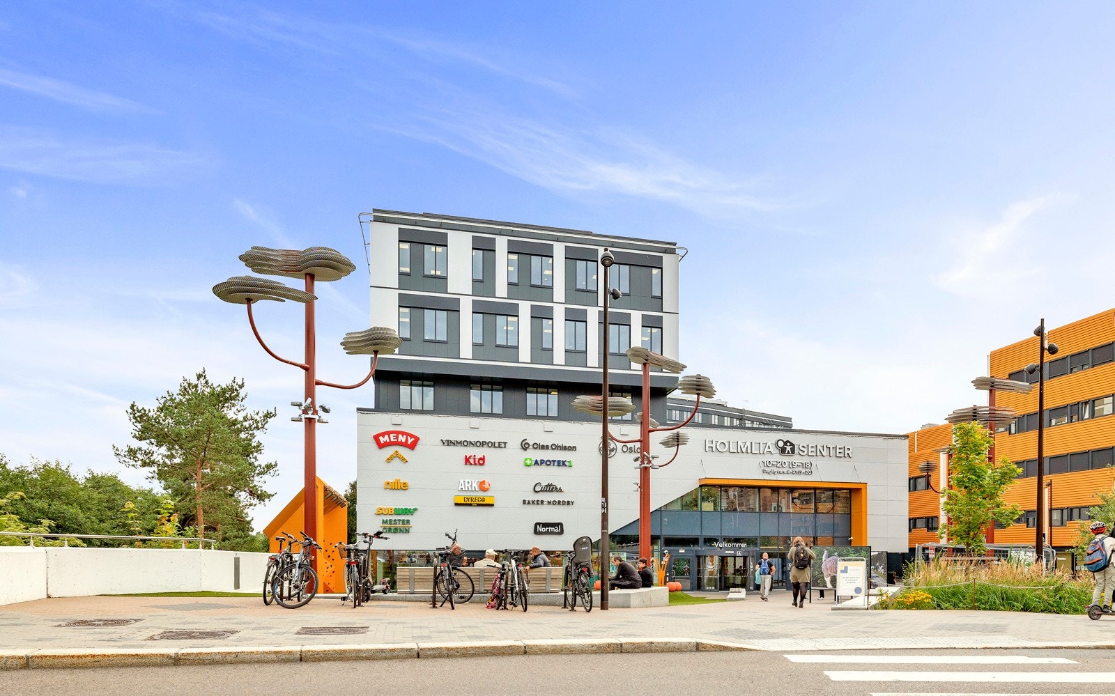 Gangavstand til Holmlia Senter - et trivelig nærsenter hvor du finner 34 butikker og servicetjenester. Galleribilde