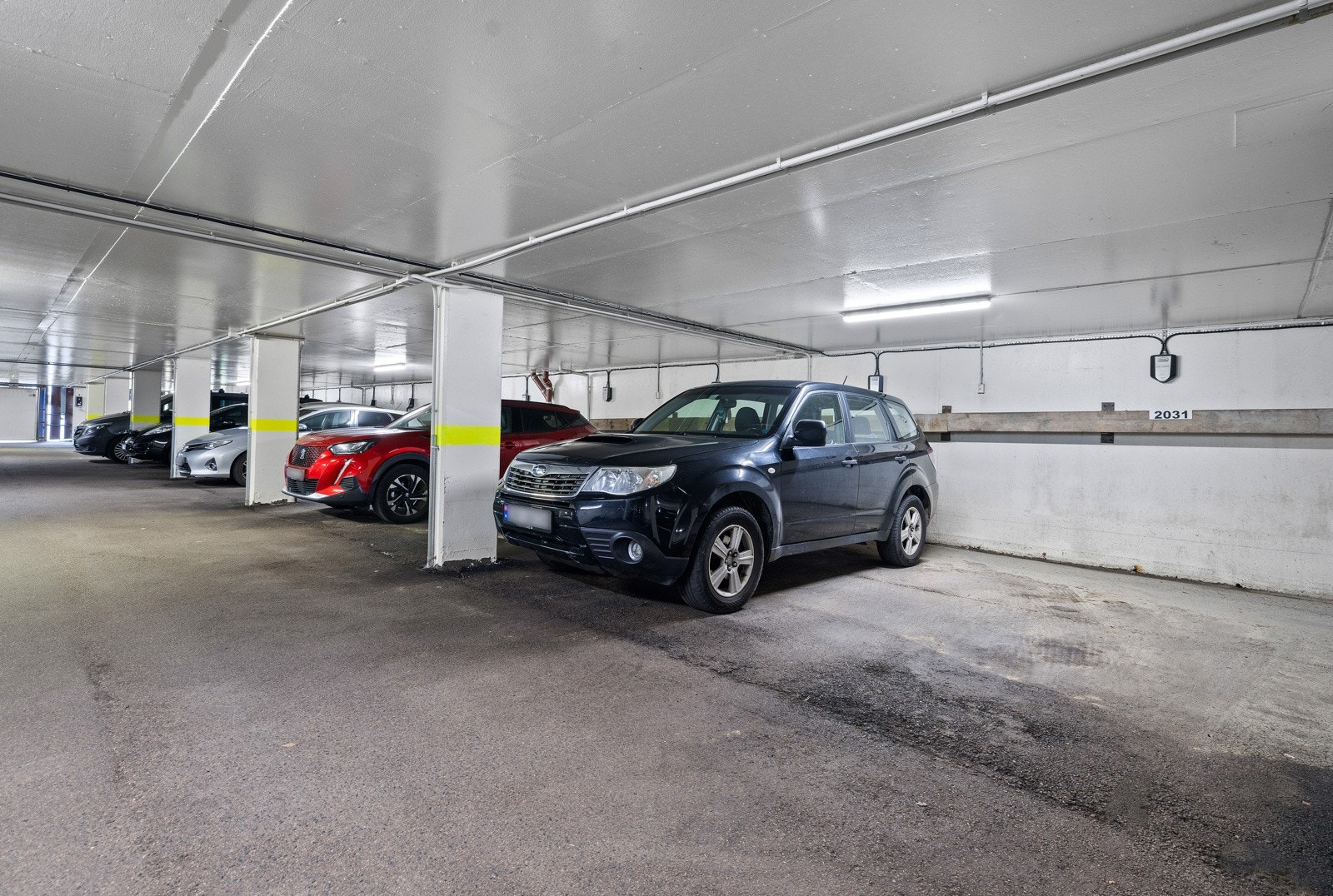 Med boligen følger det en biloppstillingsplass (plass 2031) i felles garasjeanlegg. Galleribilde