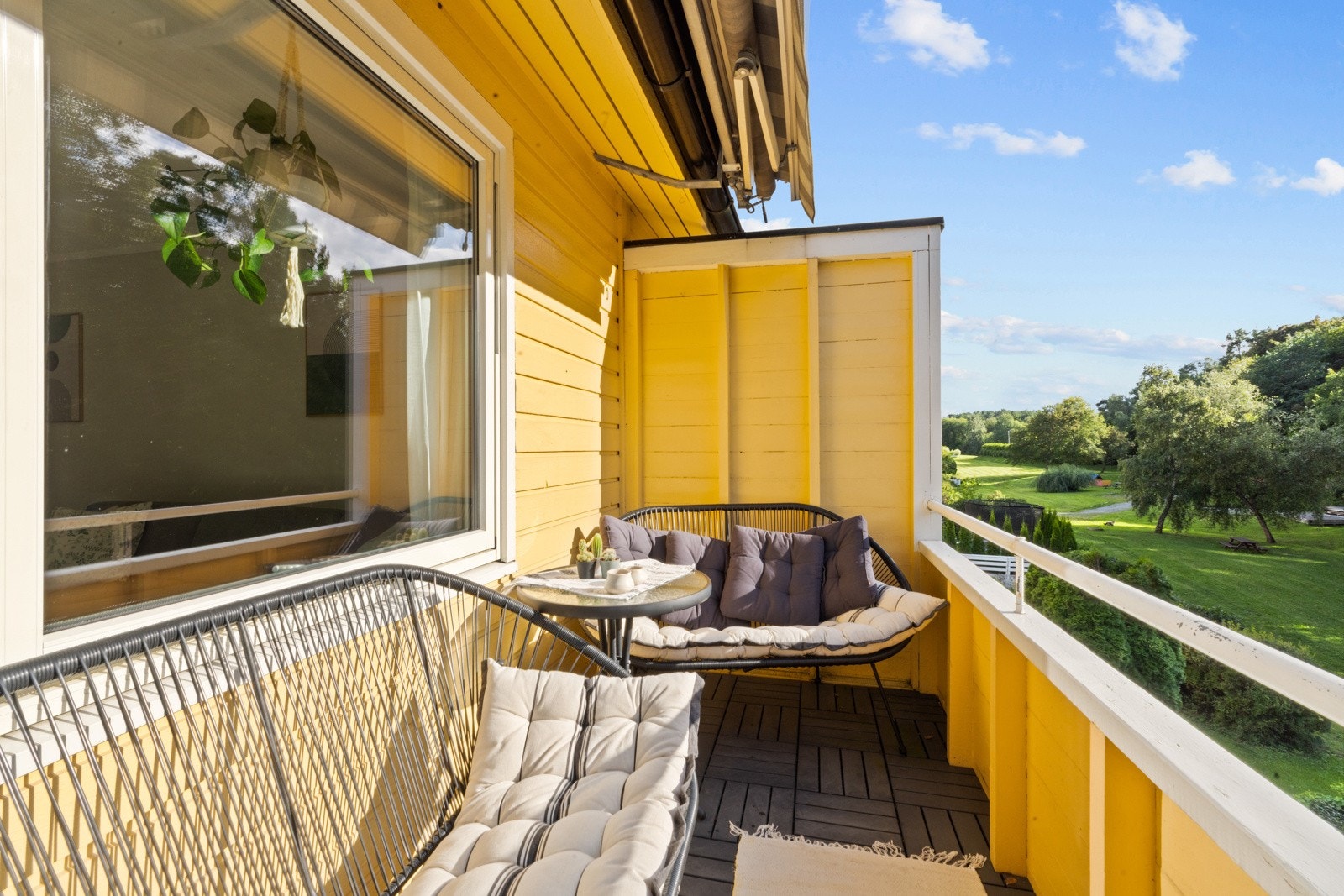 Fra stuen er det utgang til vestvendt balkong på ca. 5 kvm. med gode sol og utsynsforhold. Galleribilde