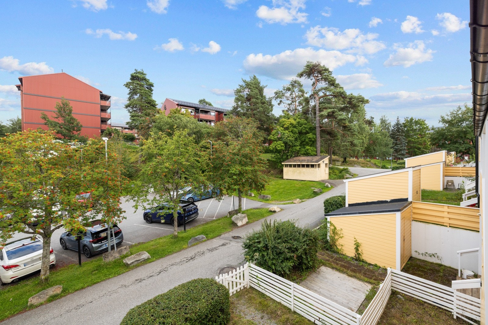 Utsikt fra svalegangen ved inngangspartiet til leiligheten. Galleribilde