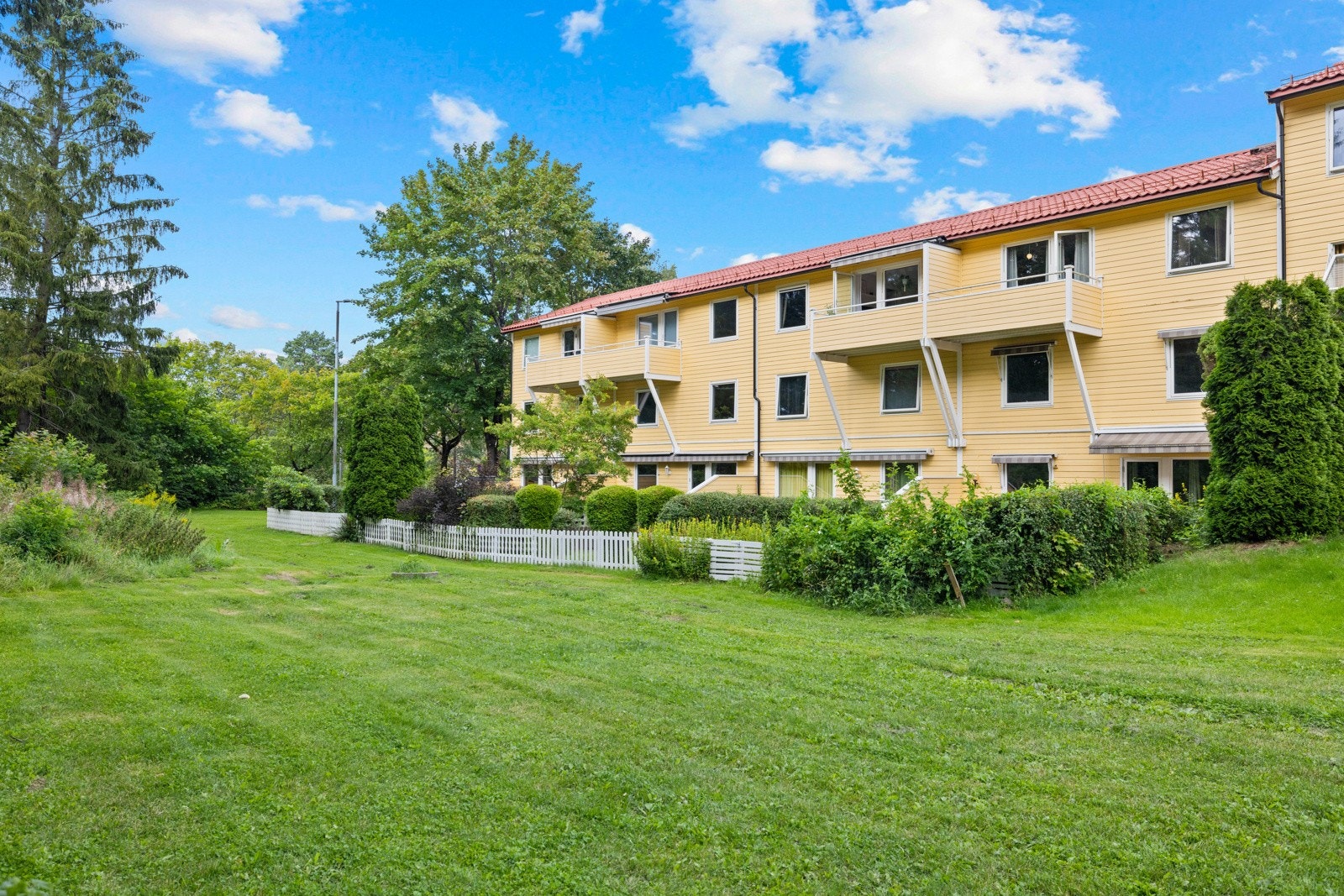 Tomten er ellers utstyrt med sittegrupper og lekeapparater. Asfaltert internveier. Galleribilde