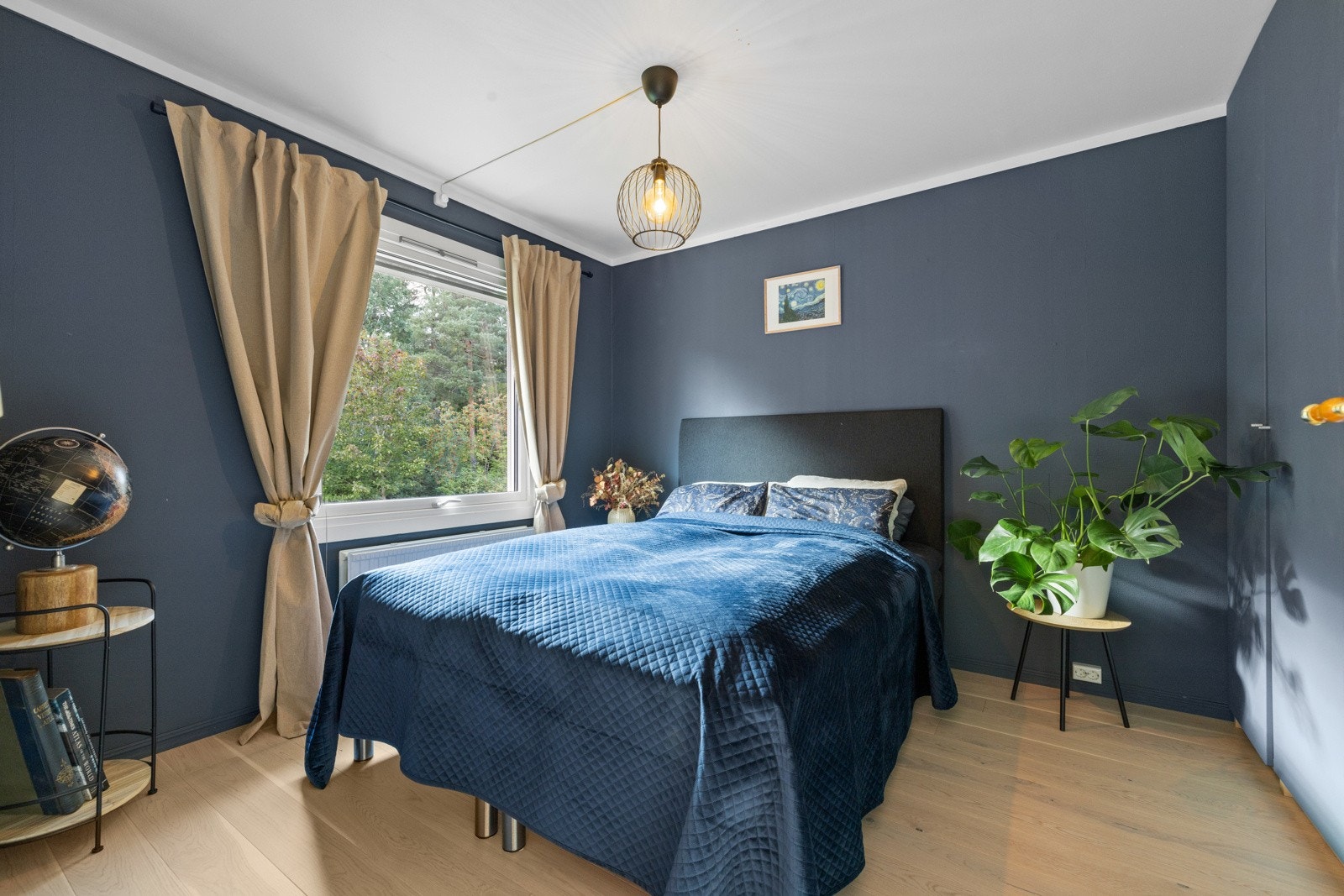 Romslig soverom med god plass til dobbeltseng, nattbord og annet møblement man måtte ha behov for. Galleribilde