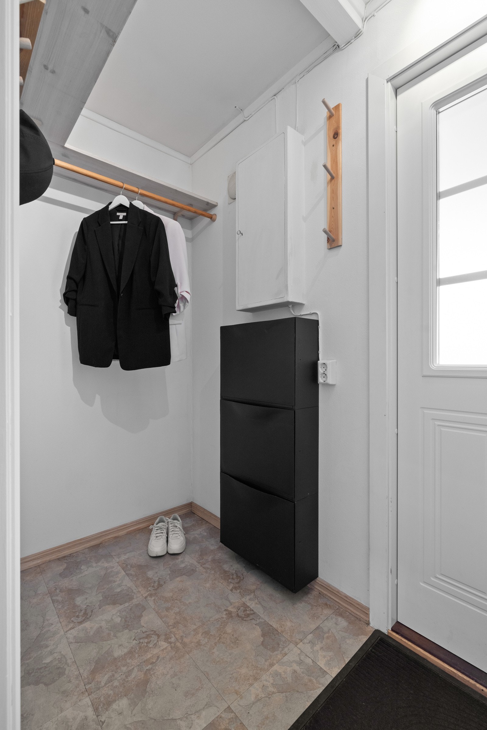 God plass til garderobeoppheng og skoskap. Galleribilde