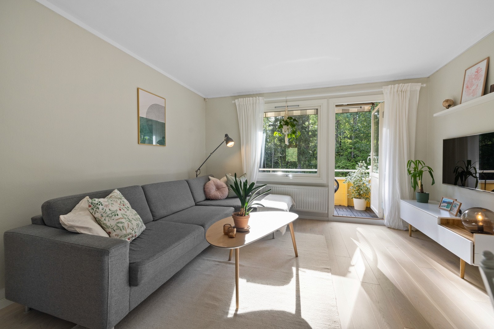 Stuen er et hyggelig oppholdsrom og her er det god plass til sofagruppe, mediamøblement og spisemøblement. Galleribilde