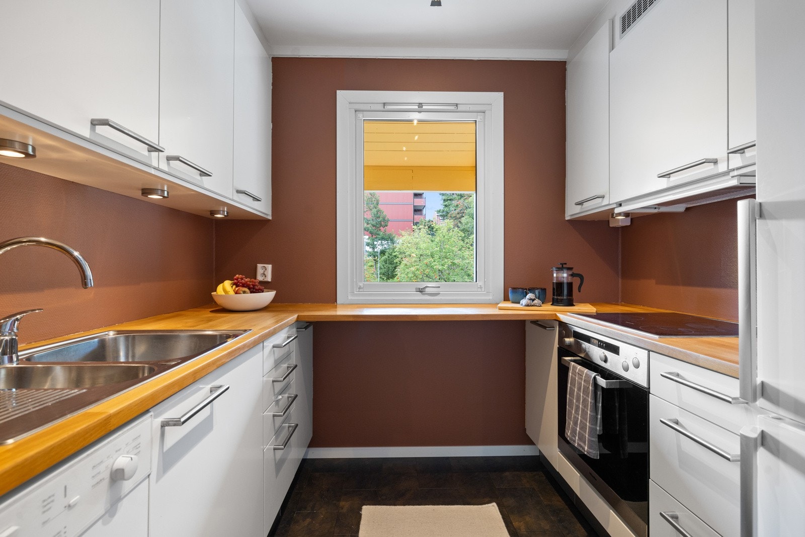 Integrerte hvitevarer som stekeovn og platetopp. Galleribilde