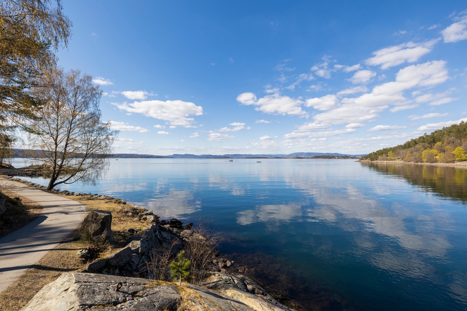 Kun en spasertur unna ligger fantastiske Hvervenbukta, med både strand, serveringstilbud og turveier. Galleribilde