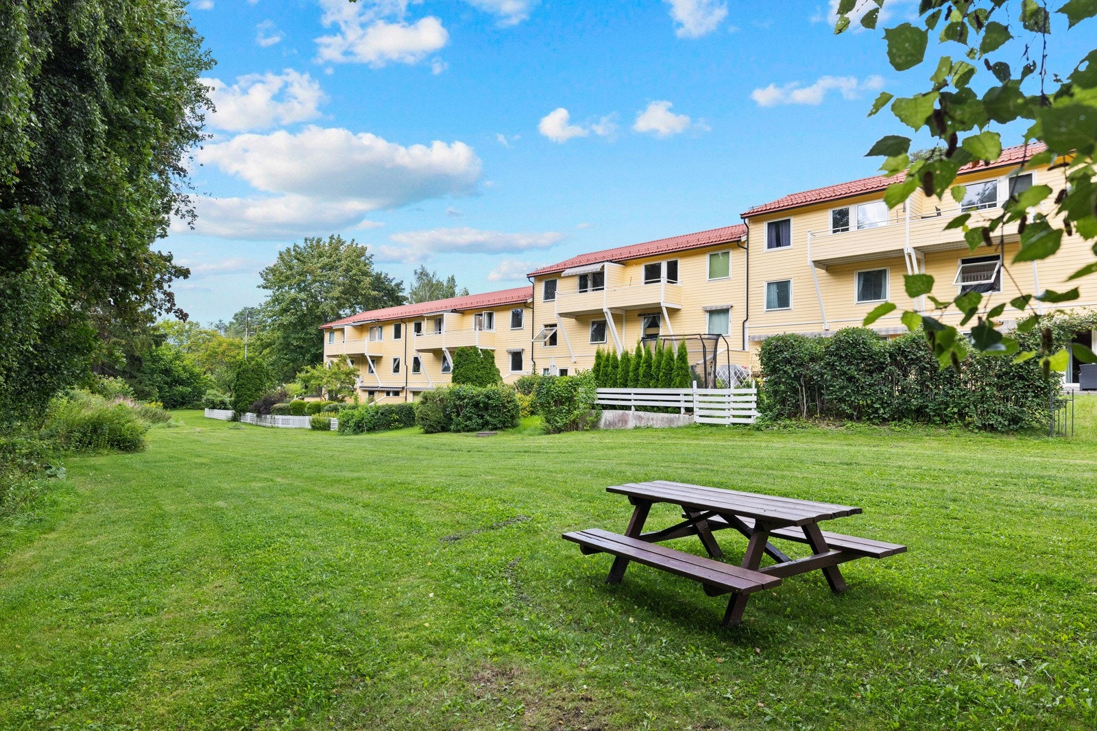 Fellestomten er pent opparbeidet med div. beplantninger og prydbusker. Galleribilde