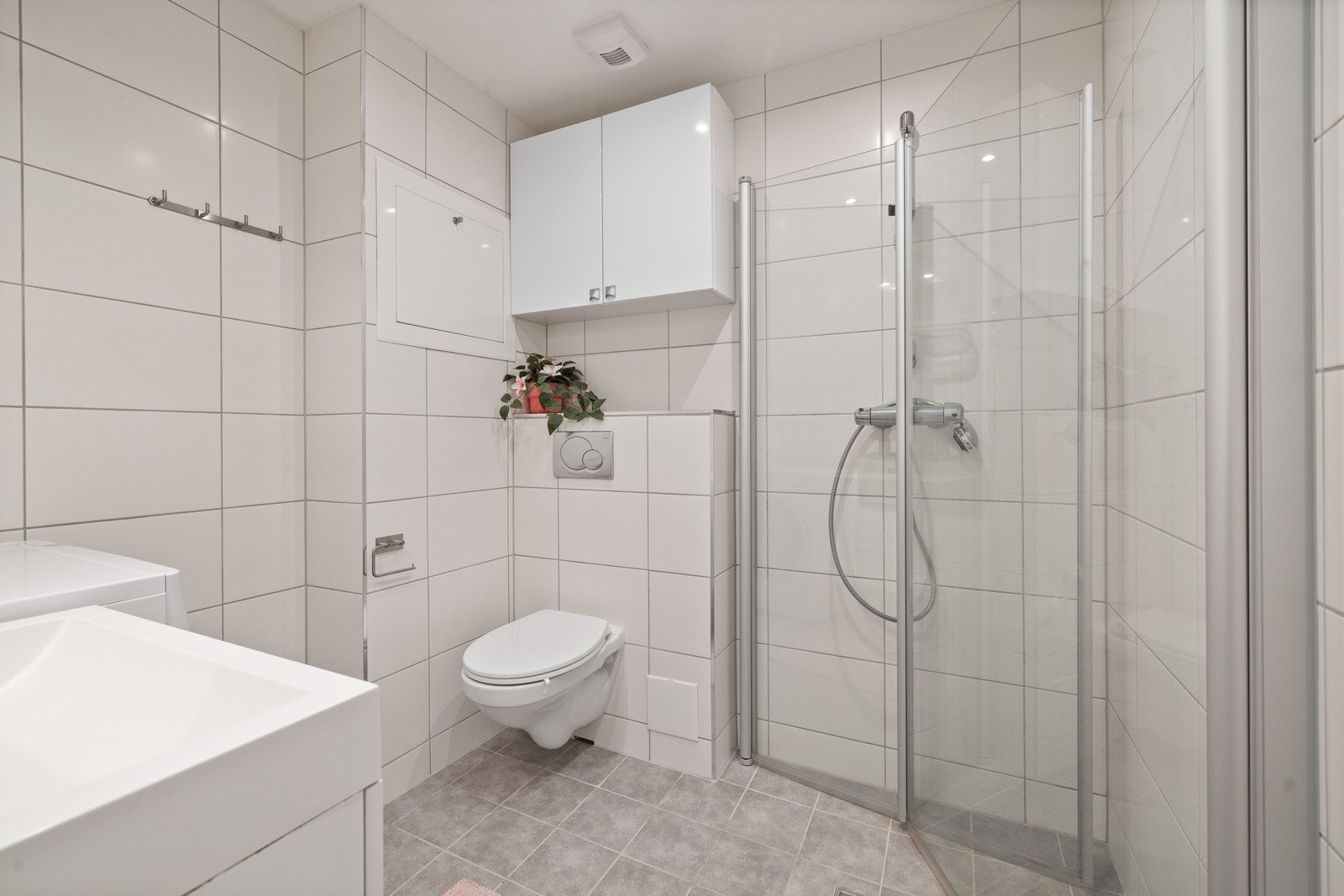 Delikat, flislagt bad fra 2010 med varmekabler i gulv. Galleribilde