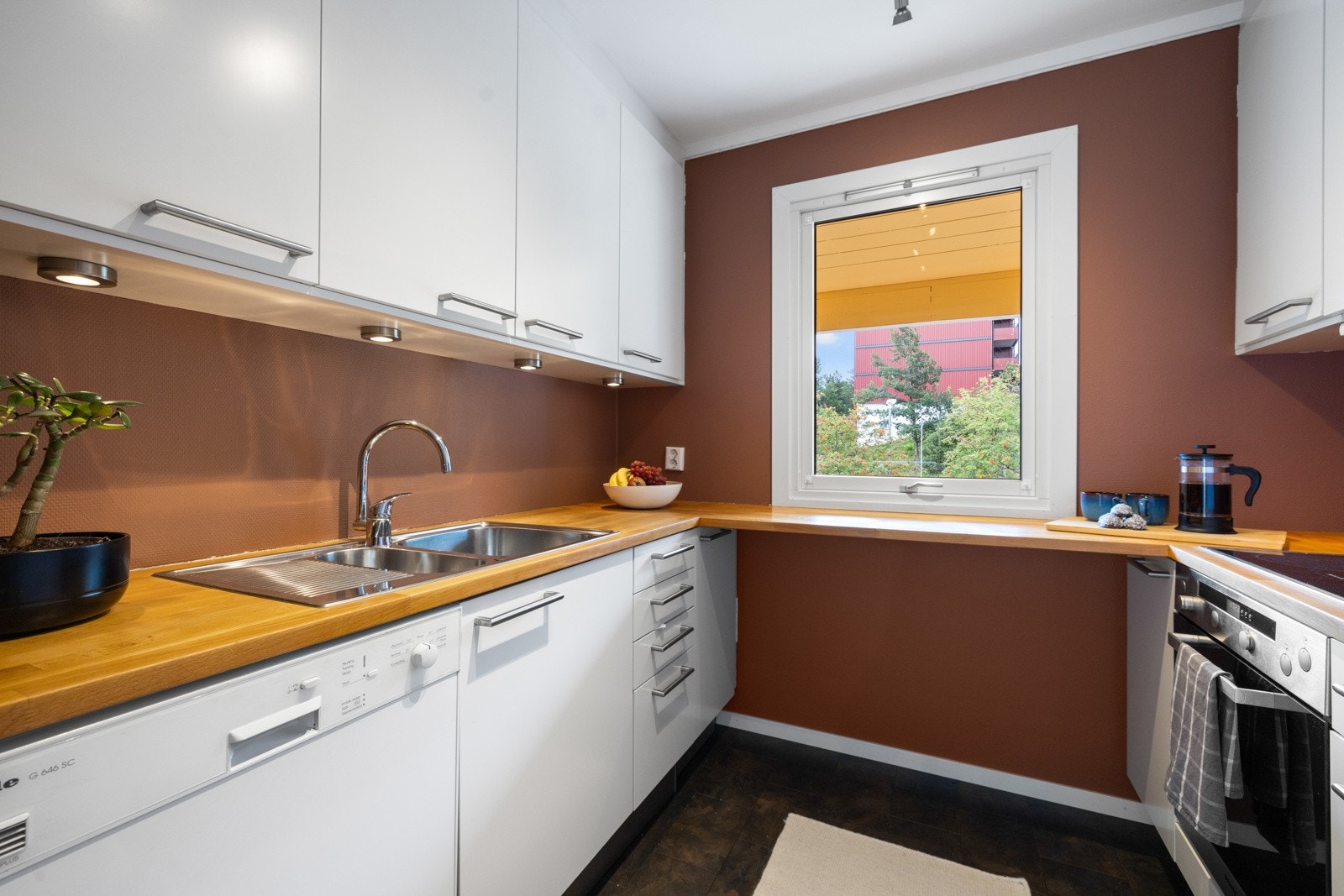 Koselig kjøkken med modulkjøkken antagelig fra IKEA, installert i 2005/06. Galleribilde