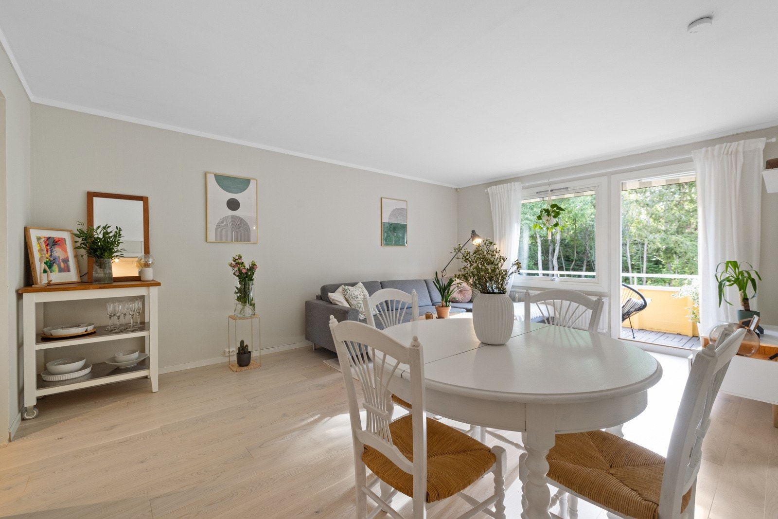 Spiseplass i stuen innbyr til sosialt samvær med familie og venner. Galleribilde