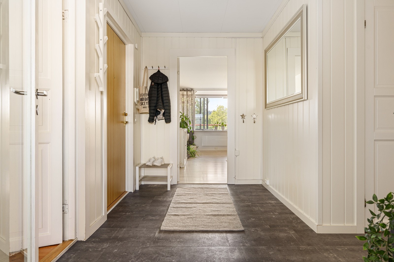 Velkommen inn - Lys og trivelig entré/gang gir et fint førsteinntrykk av leiligheten Galleribilde