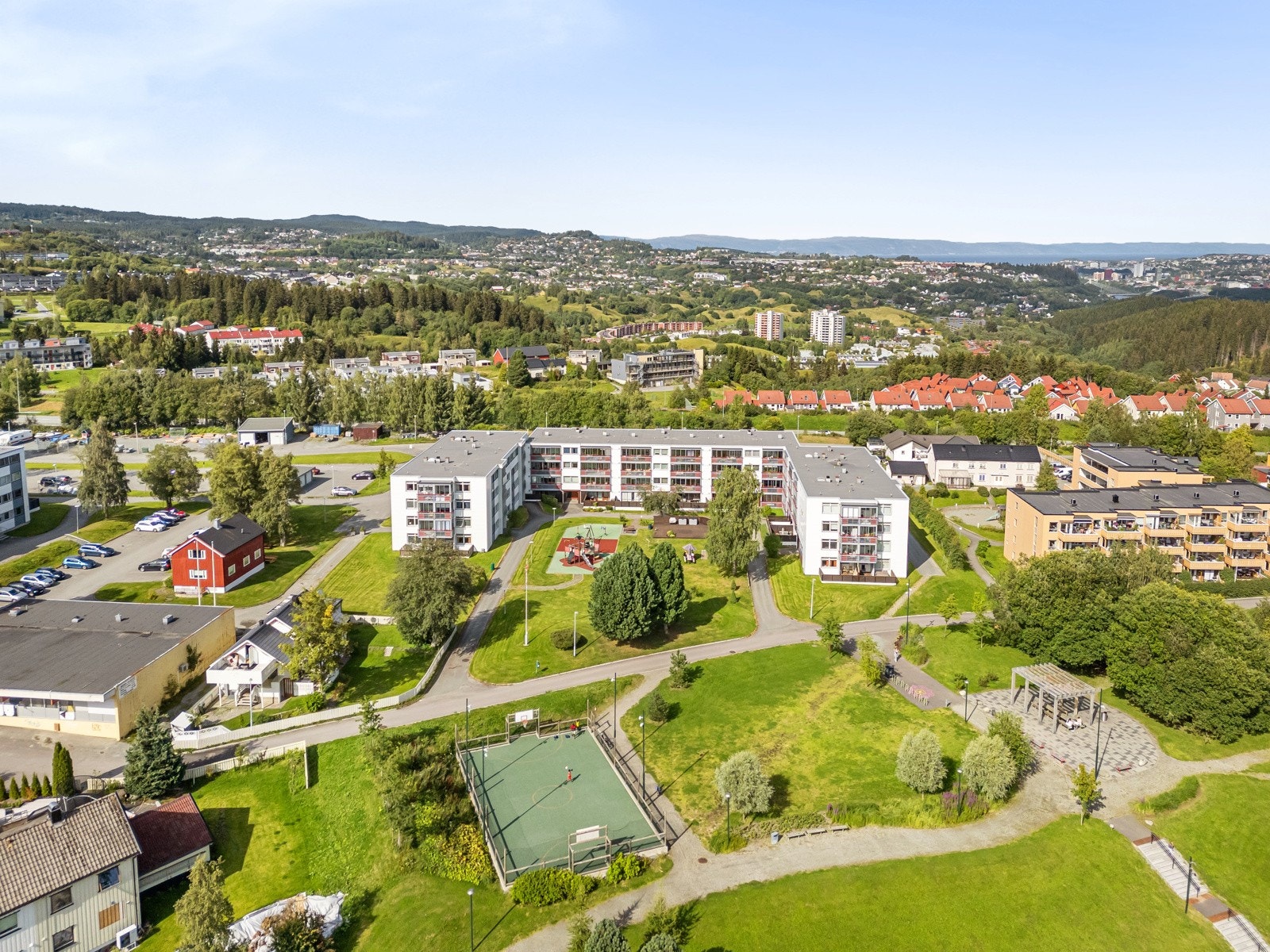 Kolstadflaten Borettslag - Barnevennlig boområde med pent opparbeidede utearealer og store lekeplasser Galleribilde