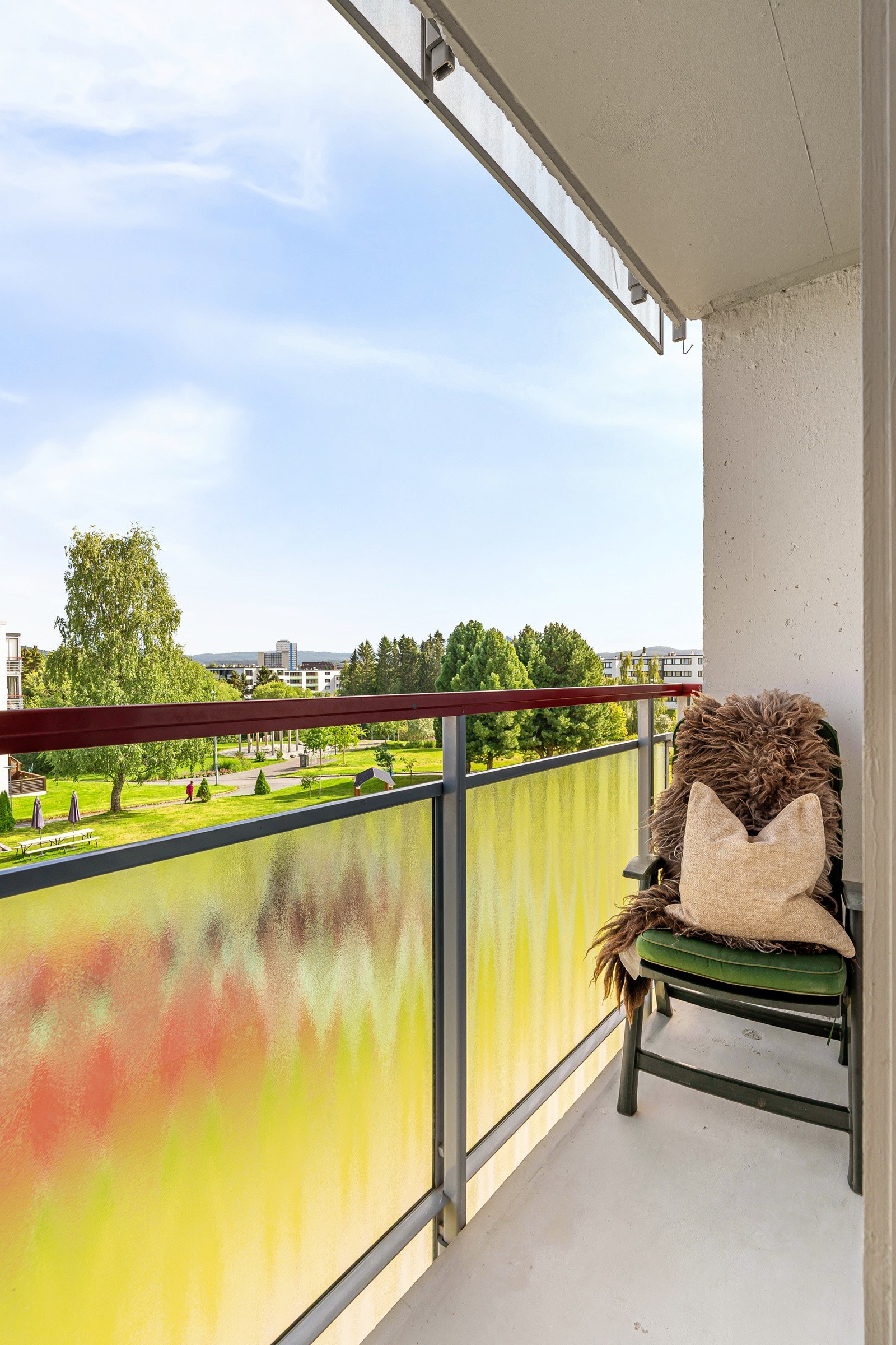 Luftebalkong fra soverommet. Et yndet sted for morgenkaffen på fine sommerdager Galleribilde