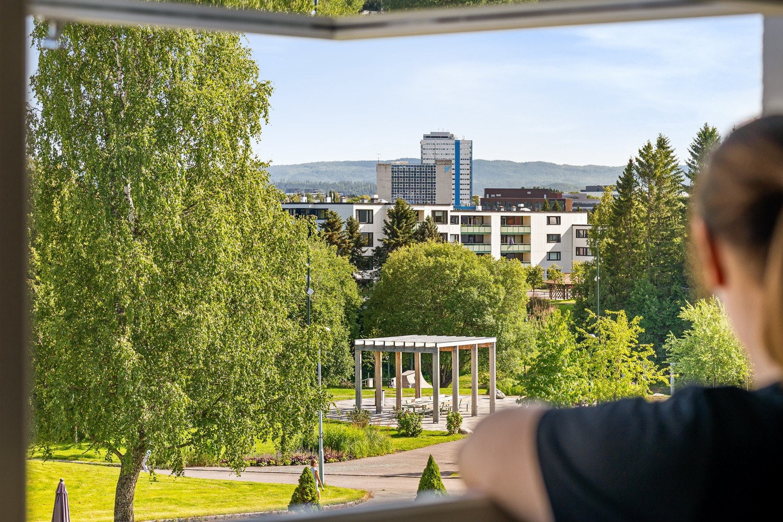Her har man utsikt over de fantastiske grøntområdene boretslaget byr på Galleribilde