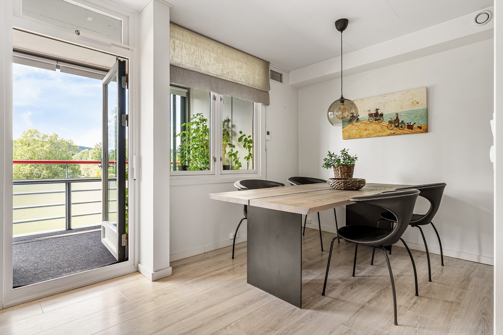 Fra stua er det direkte utgang til en flott innglasset veranda - Fungerer som en ekstra stue Galleribilde