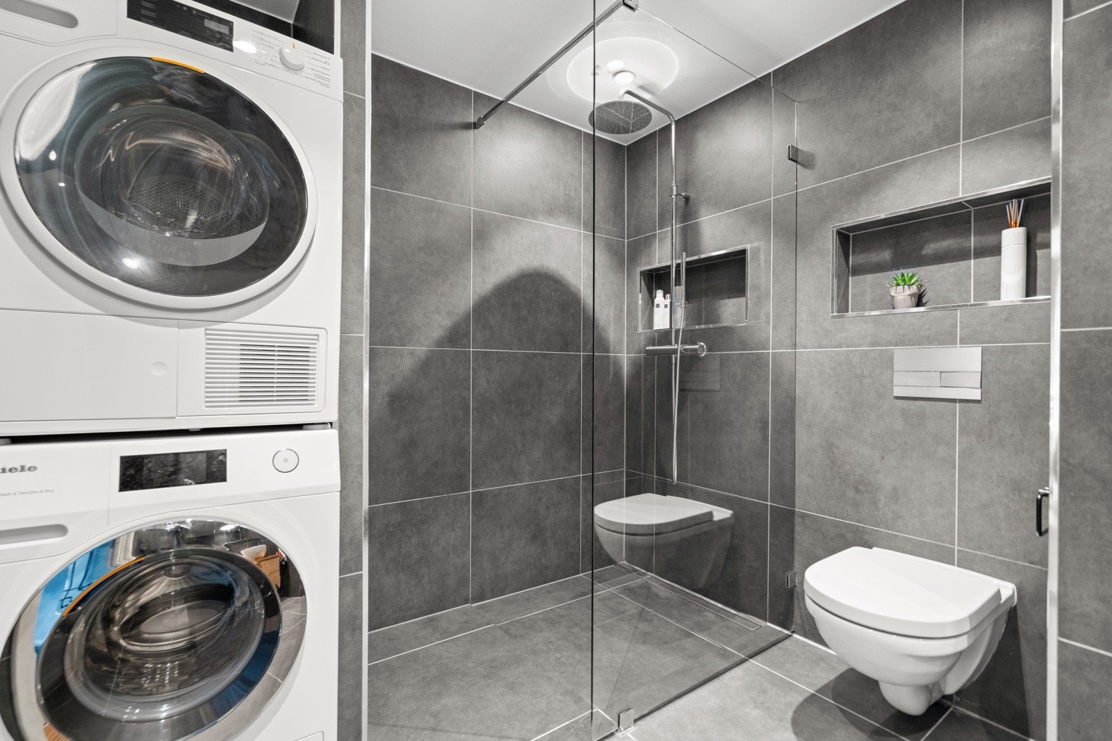 God plass og opplegg for vaskesøyle for vaskemaskin og tørketrommel. Galleribilde