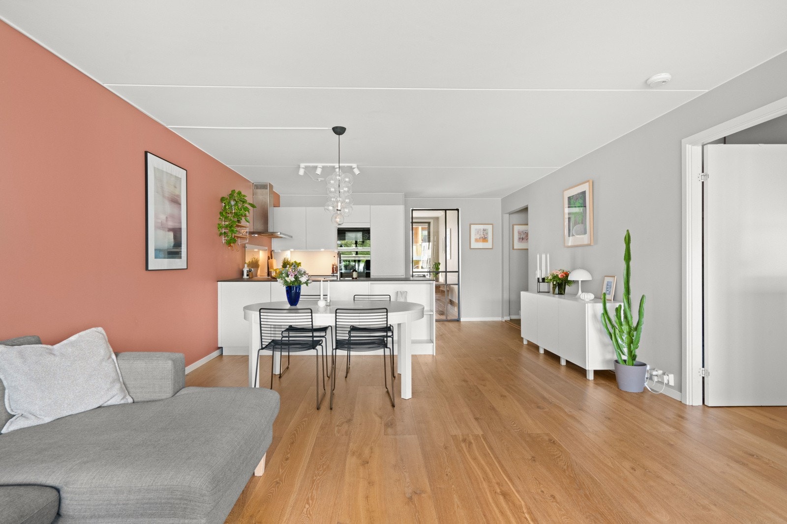 Stuen og kjøkkenet er et stort velfungerende rom med gode og flere innredningsmuligheter. Her har man god plass til sofagruppe, spisebord og oppbevaringsmøbler. Galleribilde