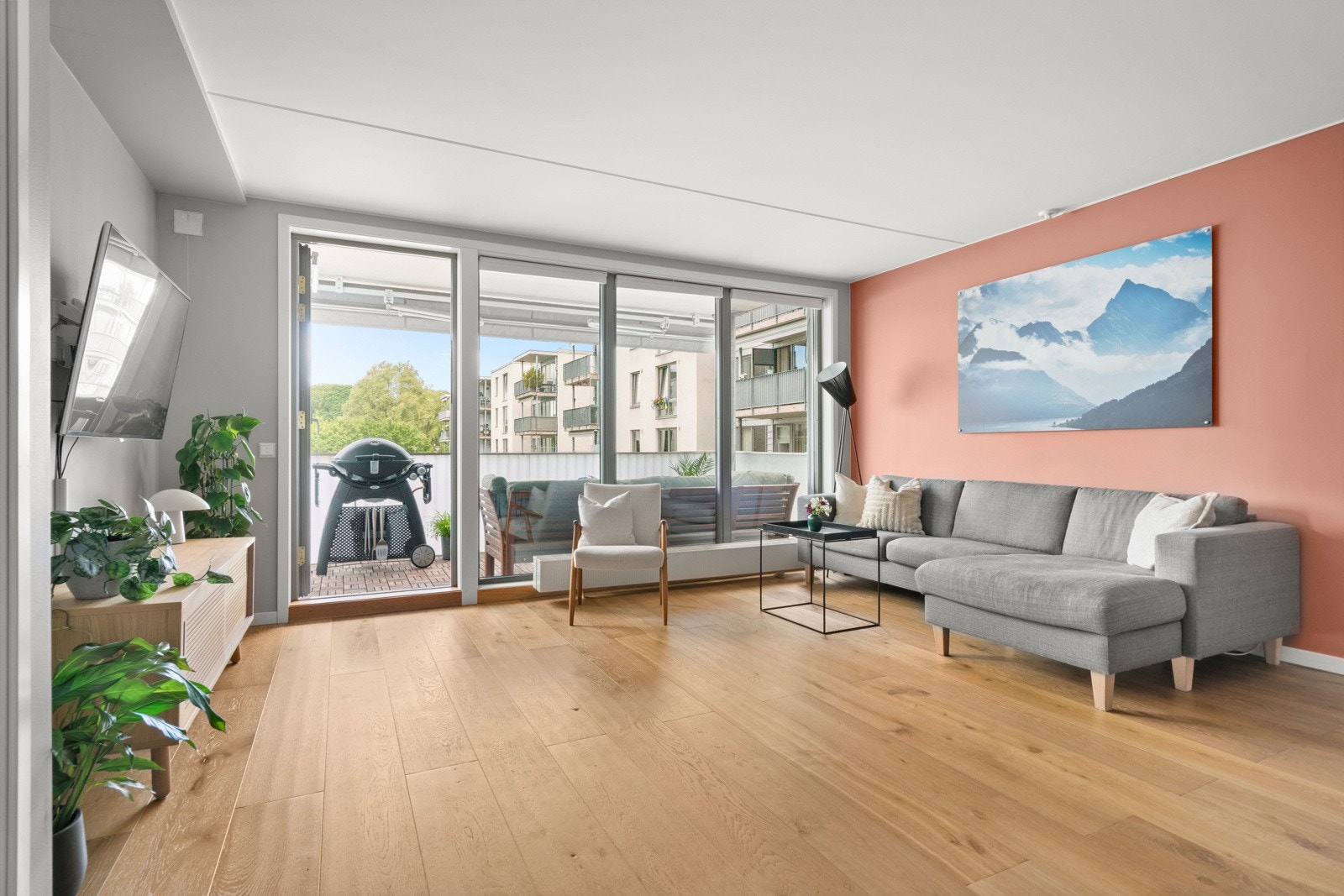 Romslig stue med moderne fargevalg. På grunn av stuens størrelse er den enkelt å innrede. Galleribilde