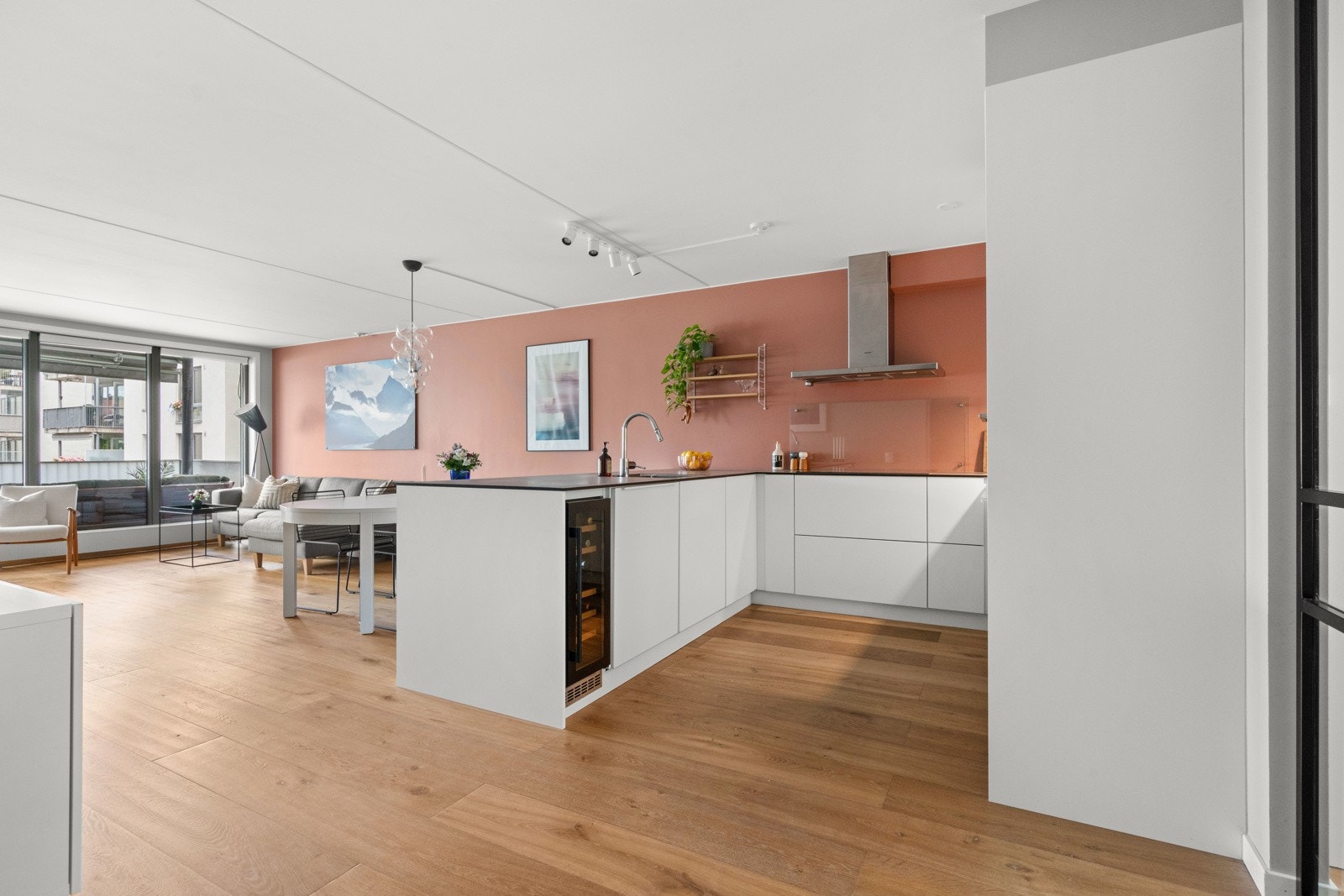 Leiligheten har flotte en-stavs parkett gulv i eik, og er malt i tidsriktige delikate farger. Galleribilde