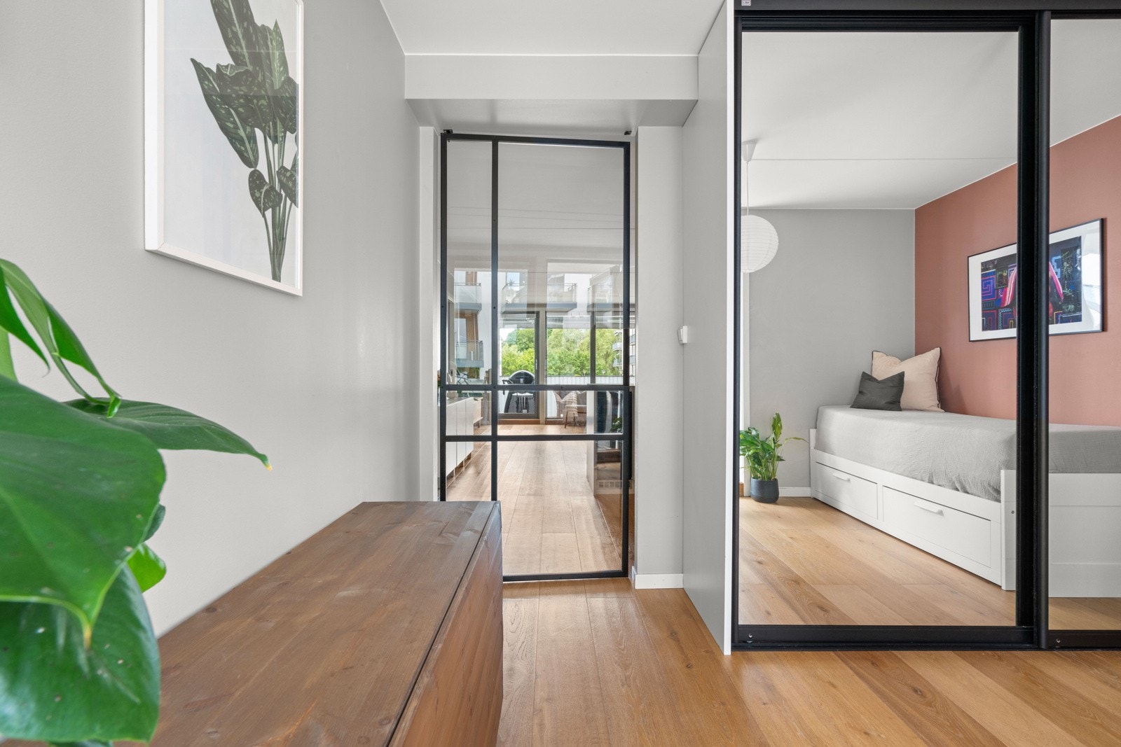 Flott spesialtilpasset glassdør mellom soverom 2 og stuen, gir et moderne og rustikk preg. Galleribilde