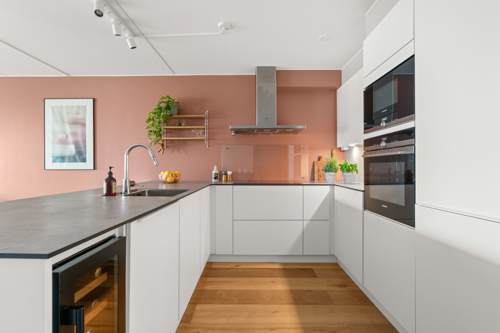 Meget lekkert kjøkken med integrerte hvitevarer, gir et lekkert og sømløst uttrykk. Galleribilde