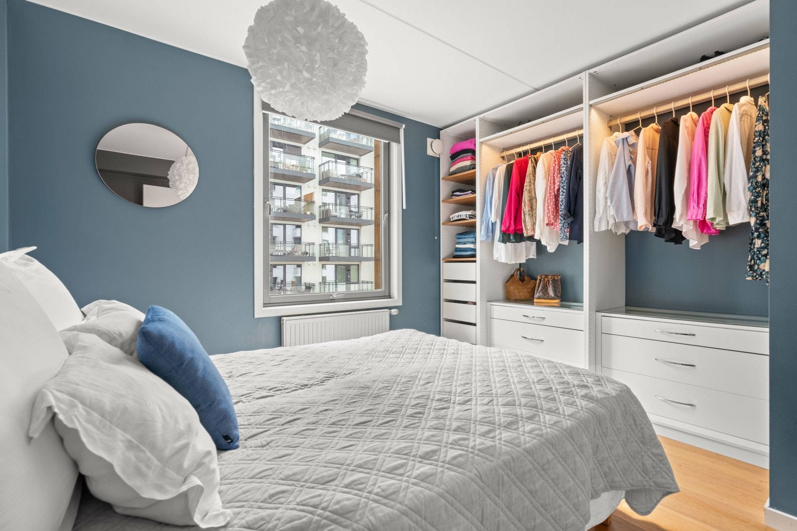 Romslig hovedsoverom med rikelig med lagringsplass i fastmontert garderobe. Galleribilde