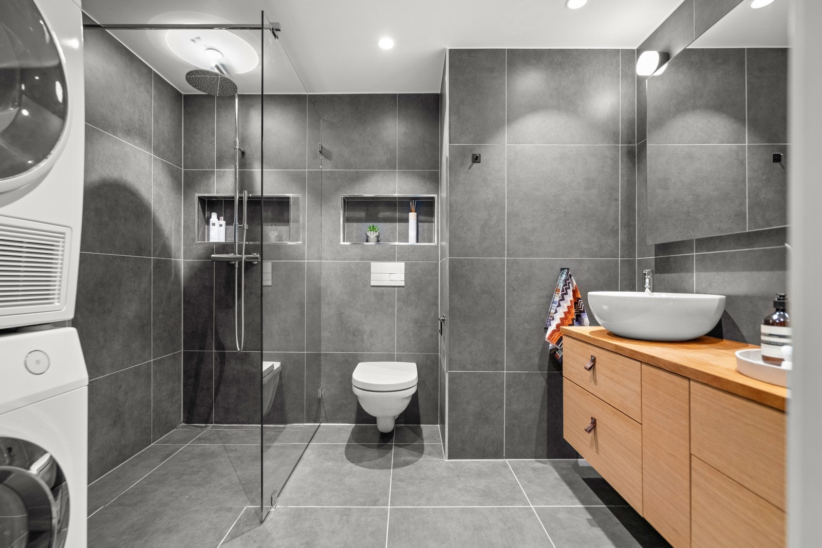 Stort lekkert baderom oppusset i regi av tidligere eier med flotte fliser og innredning. Galleribilde