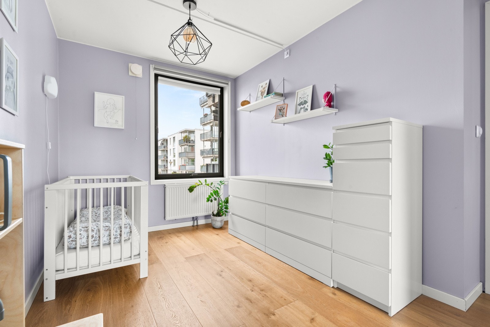 Soverom 3 er et stort hyggelig rom, som av nåværende eier blir brukt som barnerom. Galleribilde