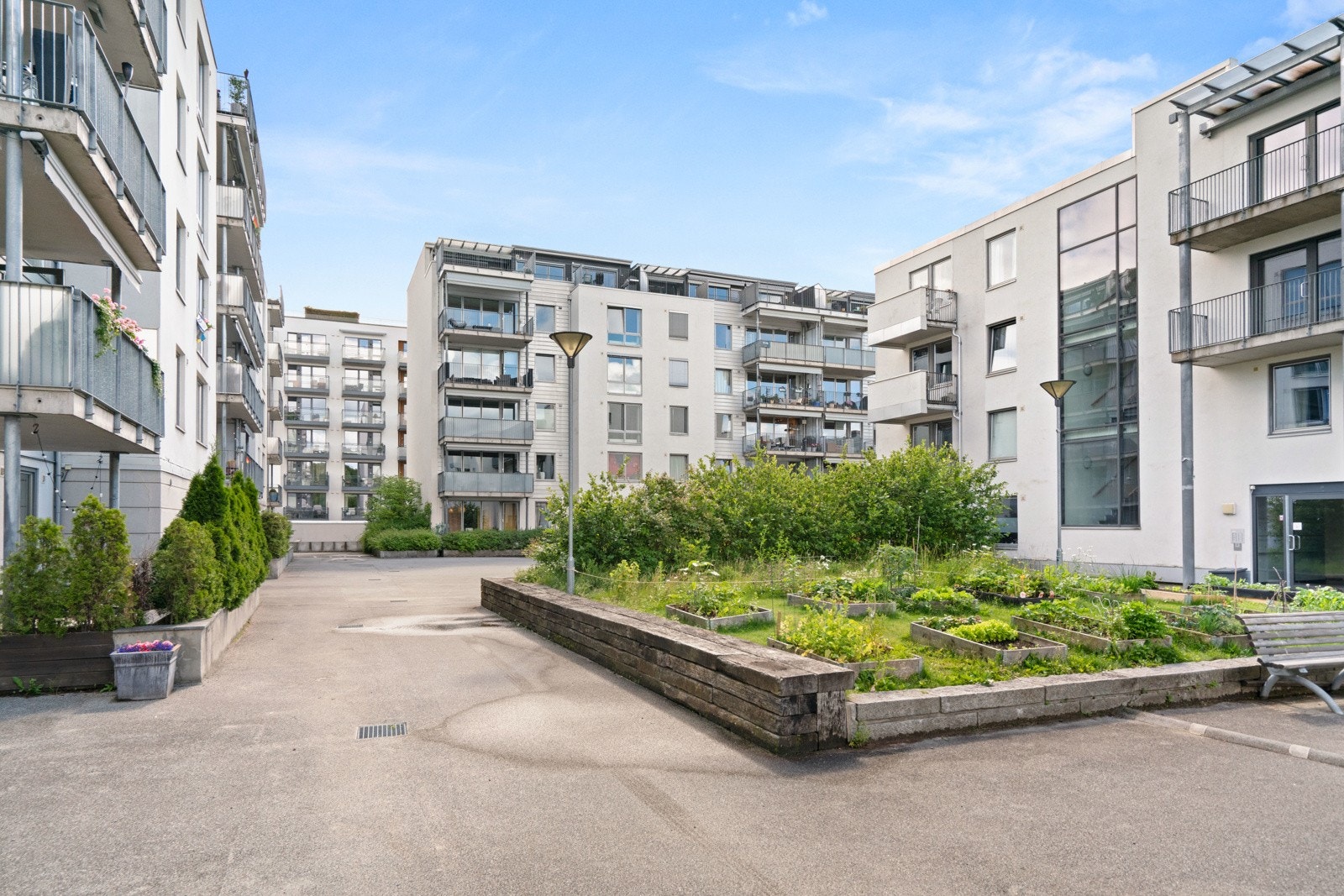 Sameiet har flotte bilfrie uteområder. Her kan man etter venteliste få sine egen plankasse. Galleribilde