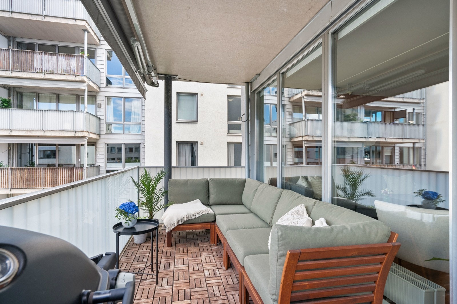 Romslig balkong med ettermiddagssol, vendt mot rolig uteområde. Galleribilde