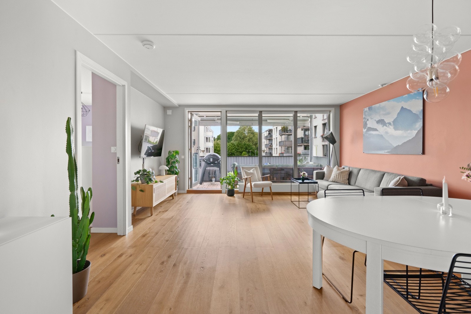 Stuen og kjøkkenet har en sosial og flott løsning i et stort hyggelig rom. Galleribilde