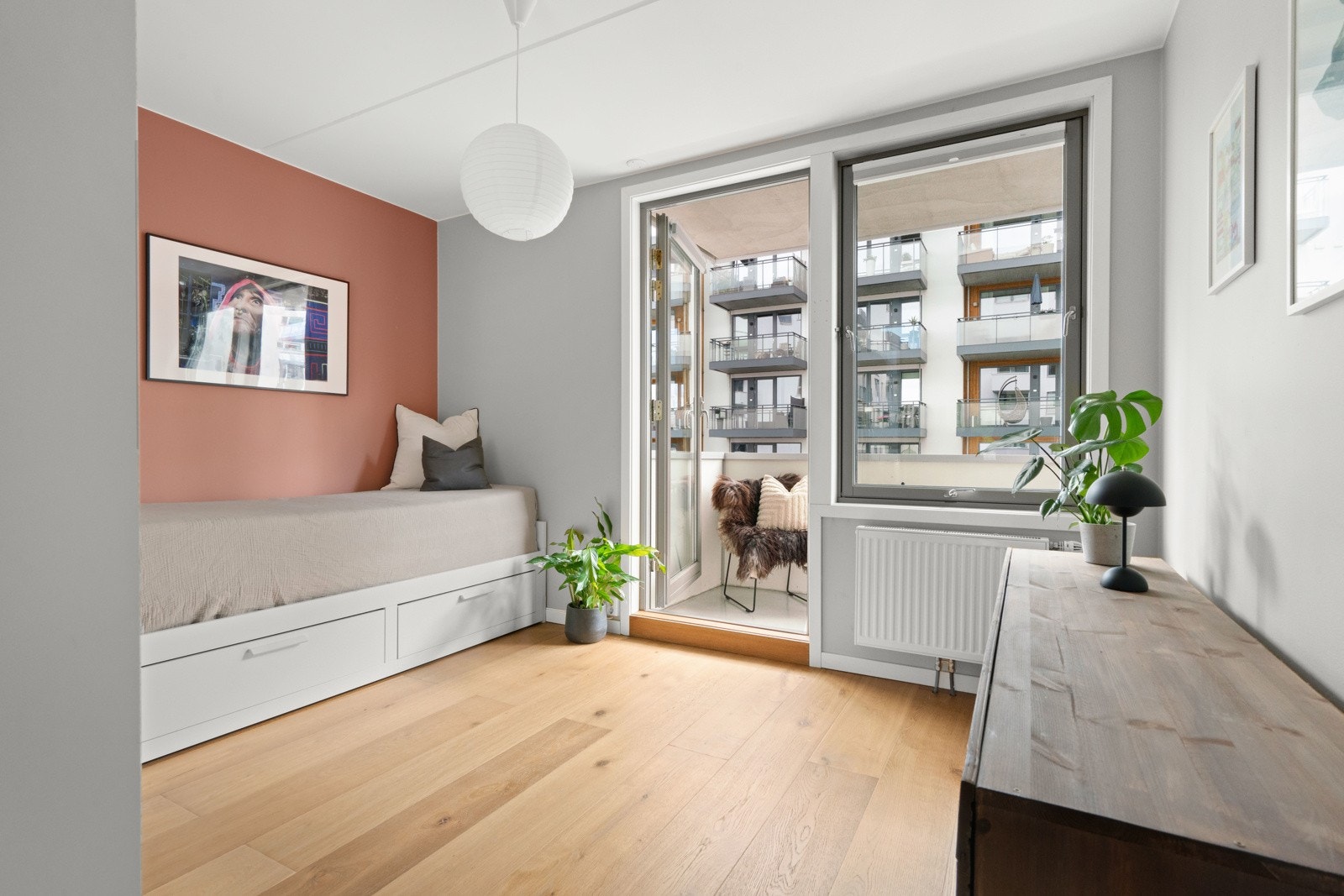 Fra soverom 2 har man direkte utgang til hyggelig balkong med morgensol. Galleribilde