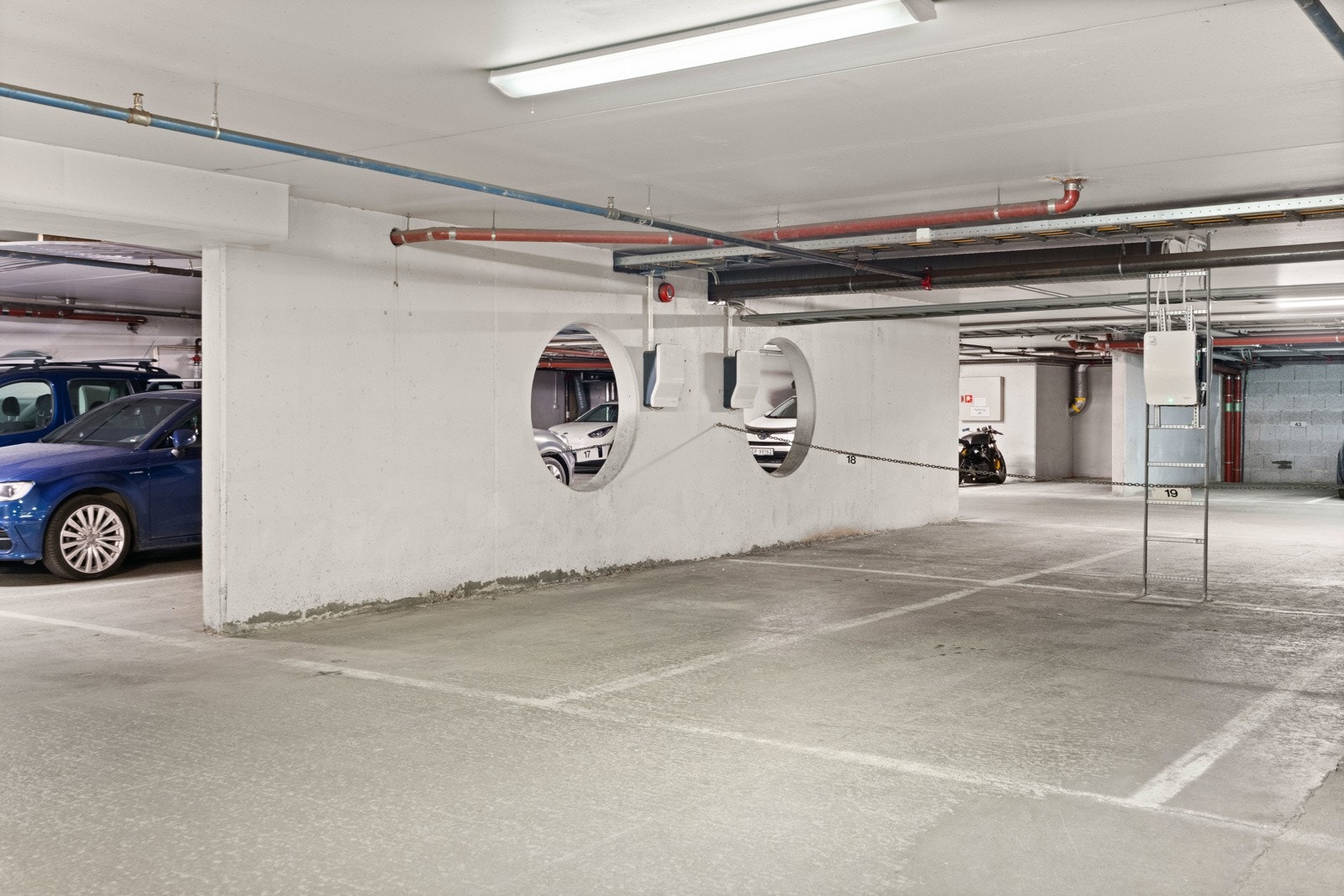 Det medfølger biloppstillingsplass i felles, oppvarmet og avlåst garasjeanlegg. Det er montert lader på plassen. Galleribilde