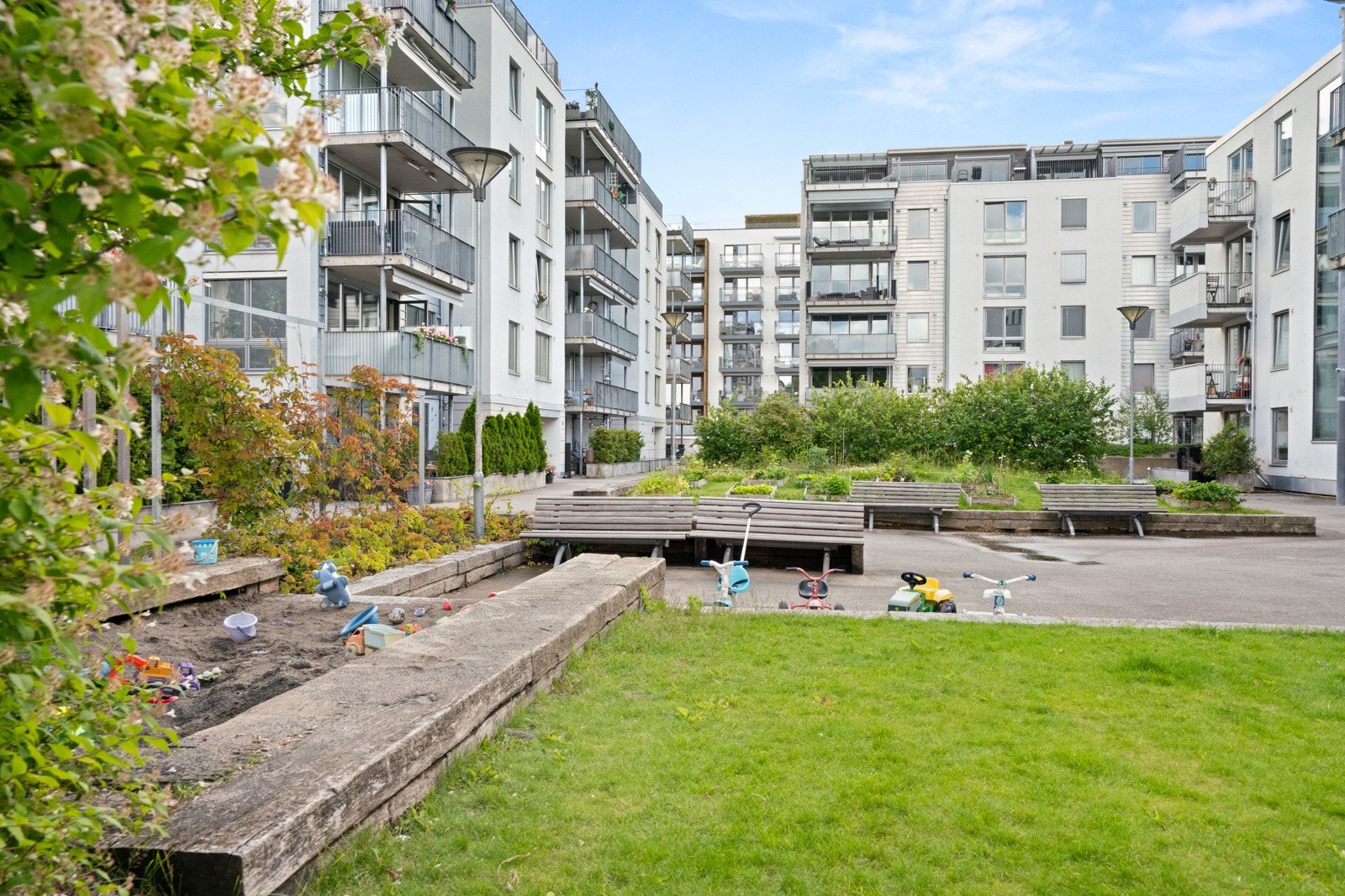 Her er det lekeområder og hyggelig sittegrupper for sameiets beboere. Galleribilde