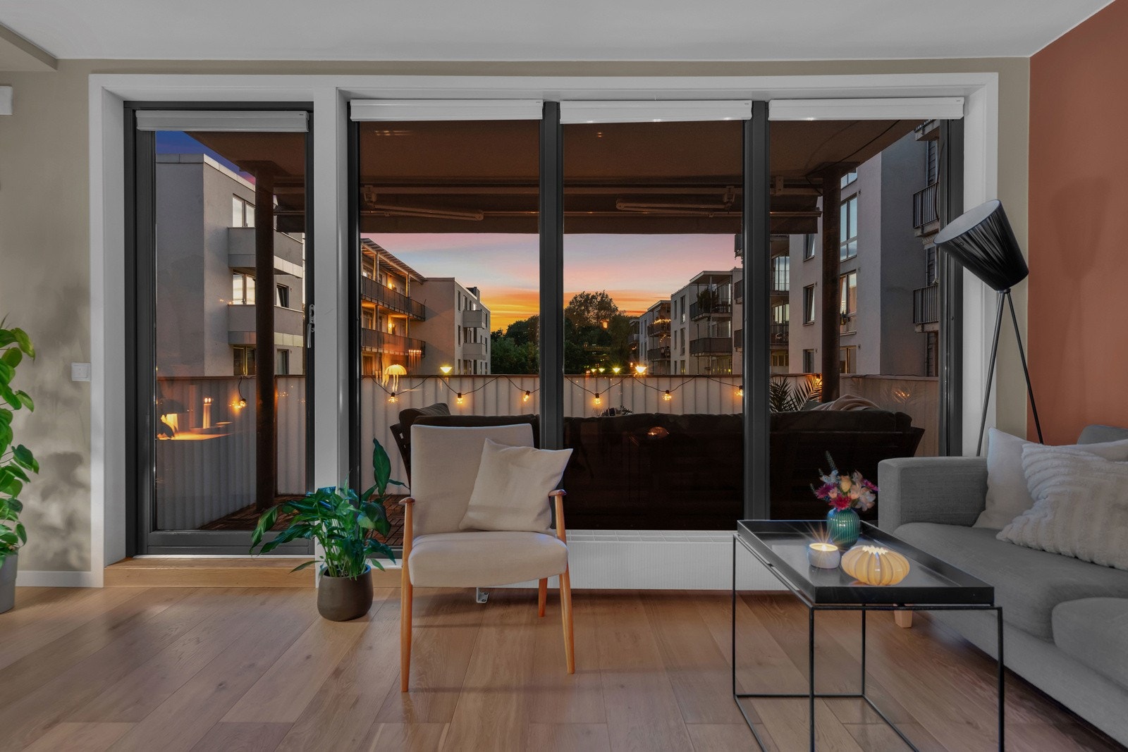 Store vindusflater mot balkongen gir godt med naturlig lys. Galleribilde