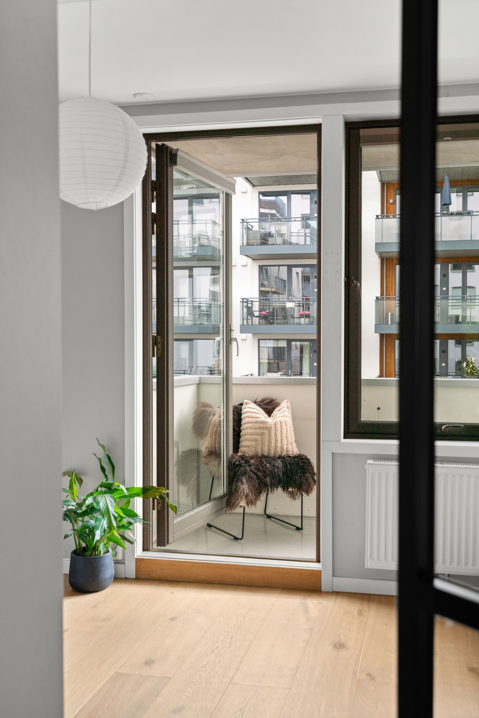 Direkte utgang fra soverom 2 til balkong med morgensol. Galleribilde