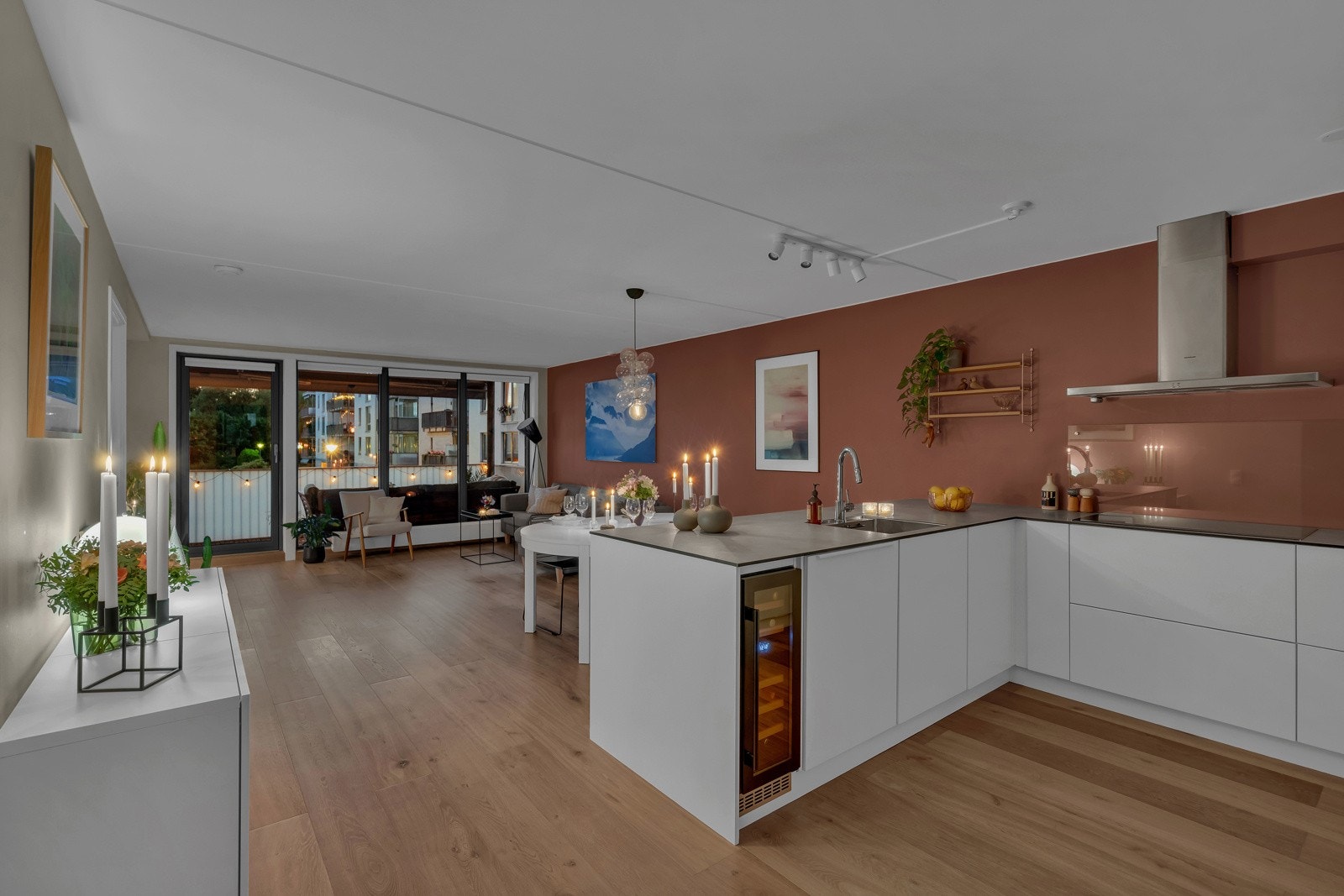 Leiligheten har en stor og hyggelig åpne stue- og kjøkkenløsning som gir et stort, sosialt og hyggelig allrom. Galleribilde