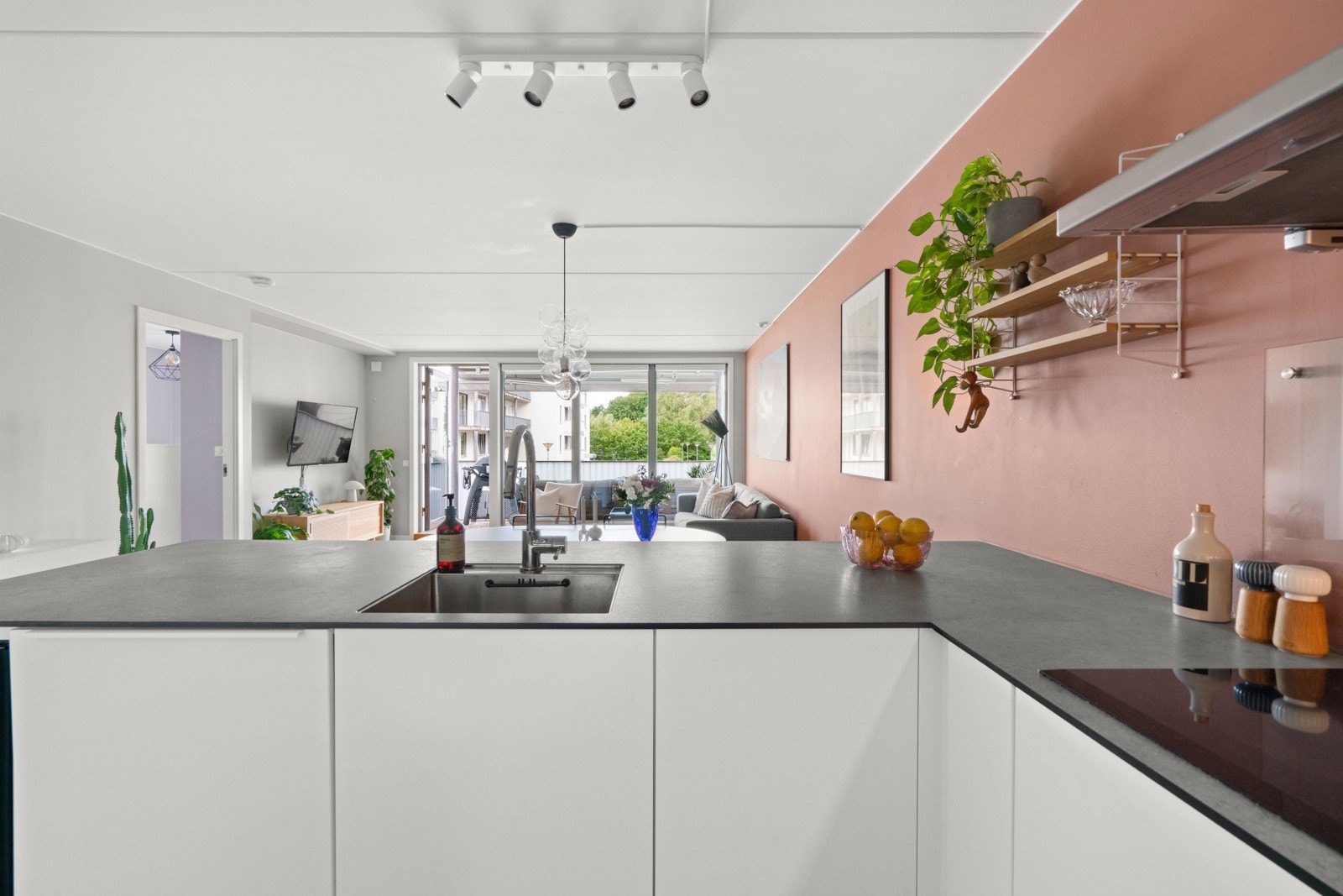 Kjøkkenet har en moderne utforming, og fremstår som meget lekkert. Galleribilde