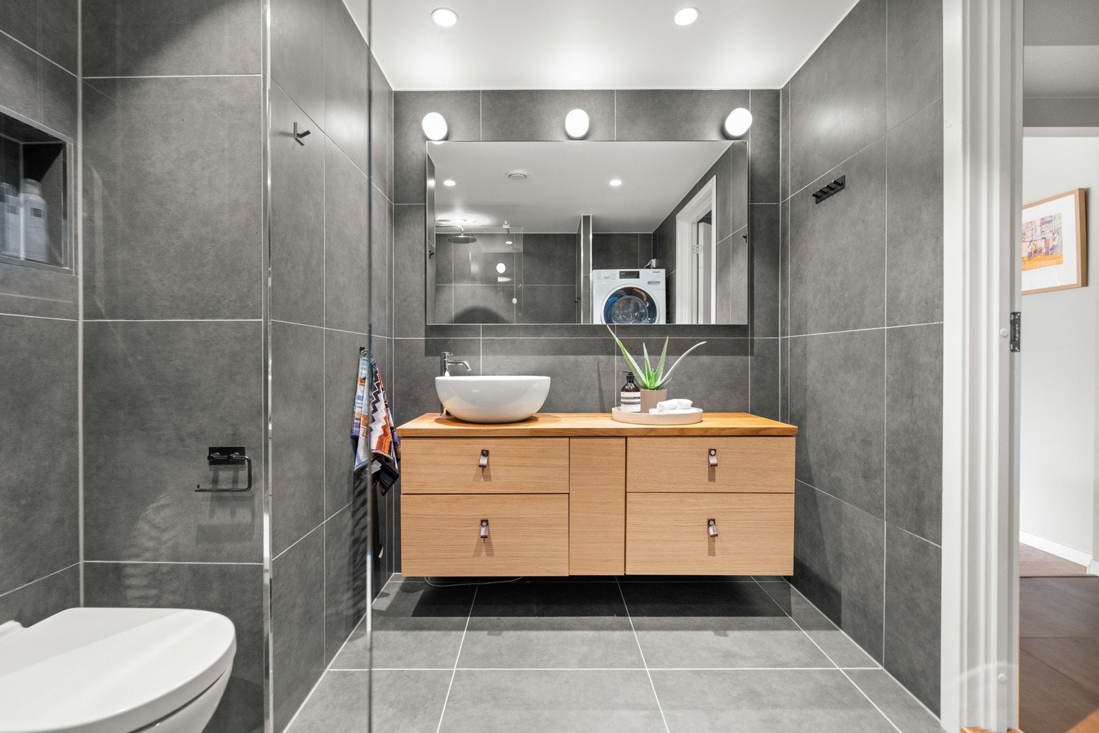 Meget lekker baderomsinnredning med gode oppbevaringsmuligheter. Galleribilde