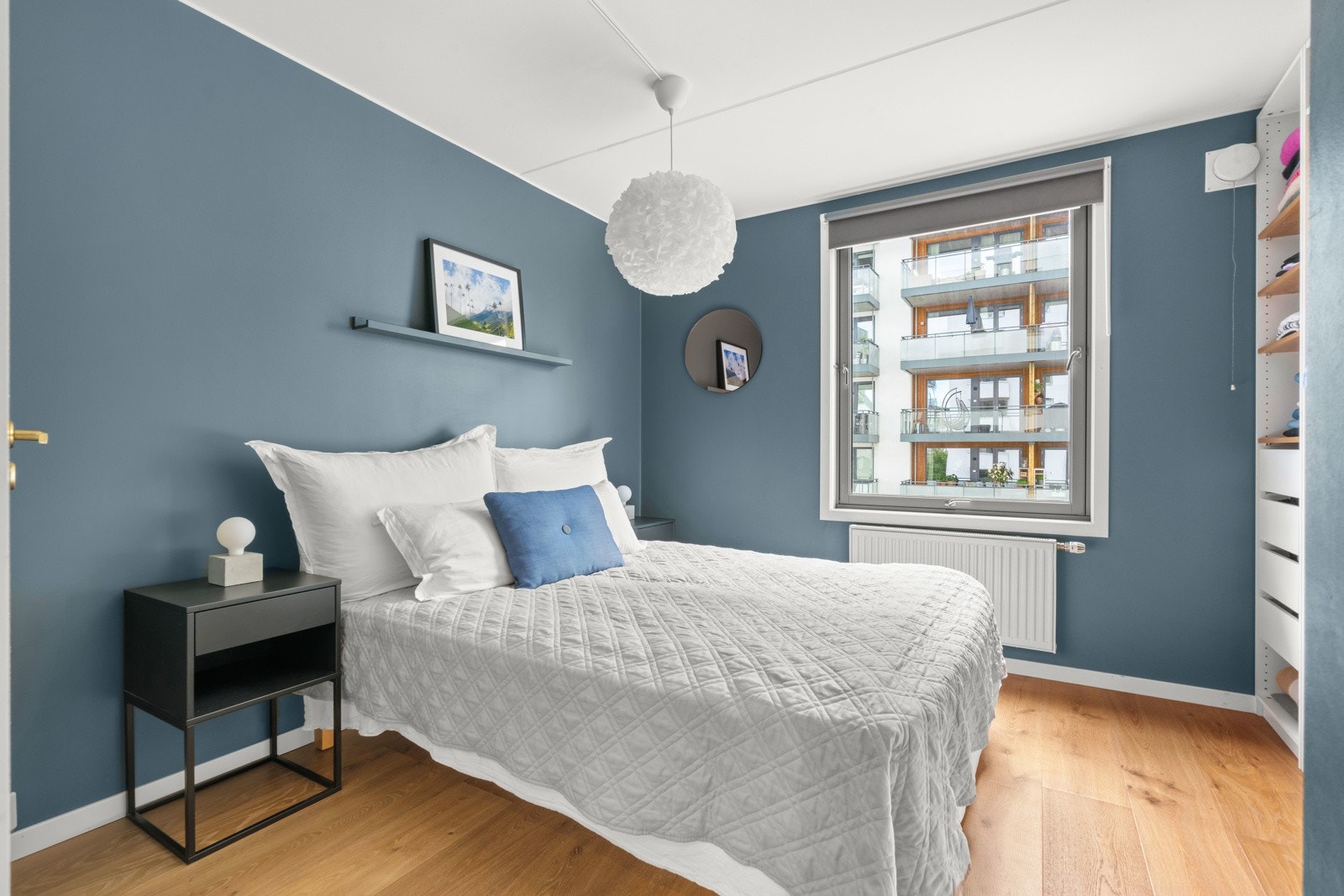 Hovedsoverommet har god plass til dobbeltseng med tilhørende nattbord. Galleribilde