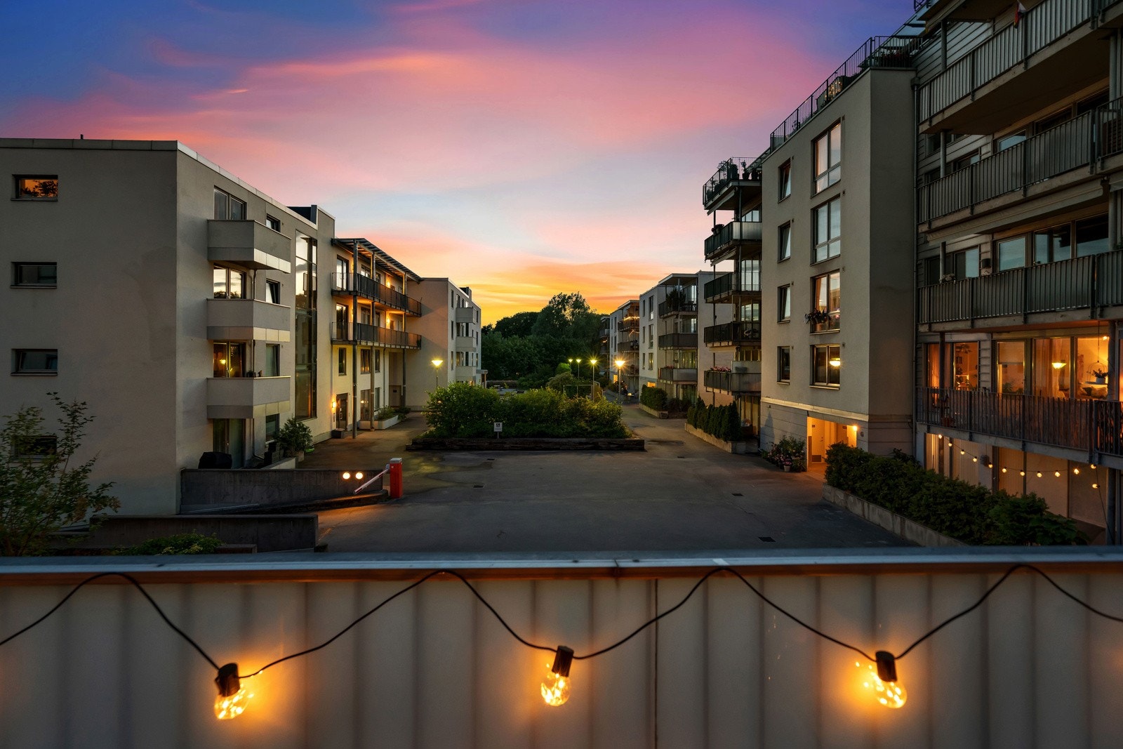 Flott balkong mot bilfritt og hyggelig indre gårdsrom. Ved trærne i front renner Akerselva. Galleribilde