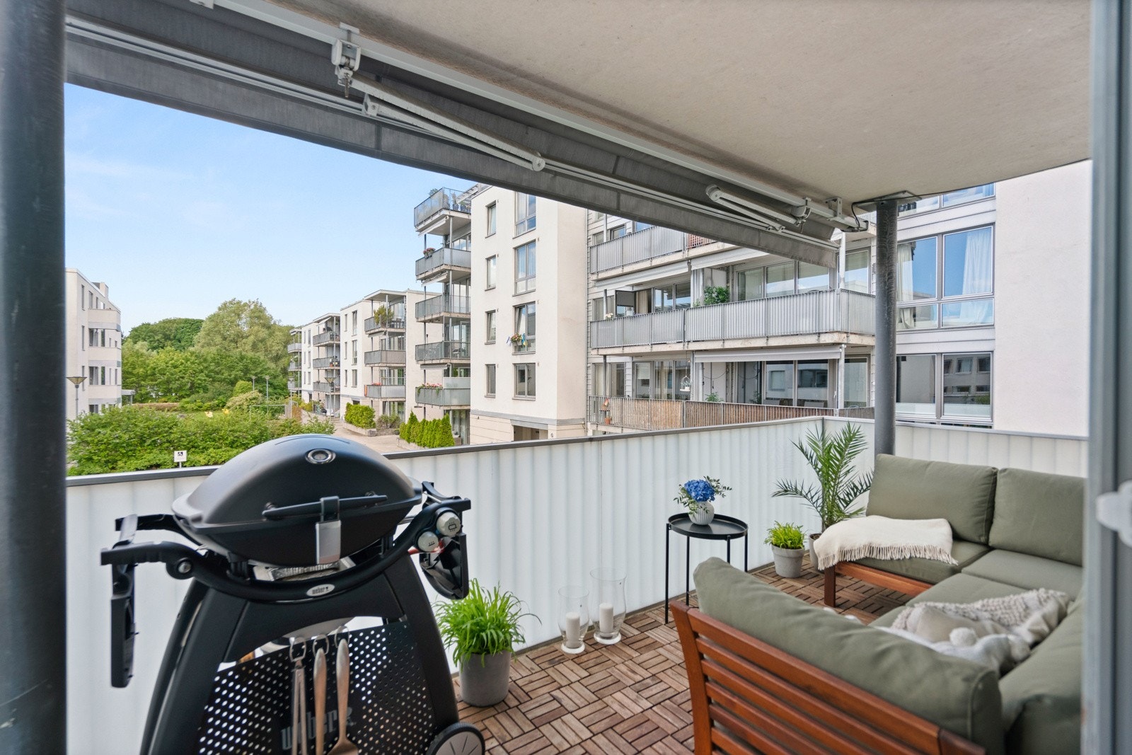 Det er montert elektrisk markise for solskjerming. Galleribilde