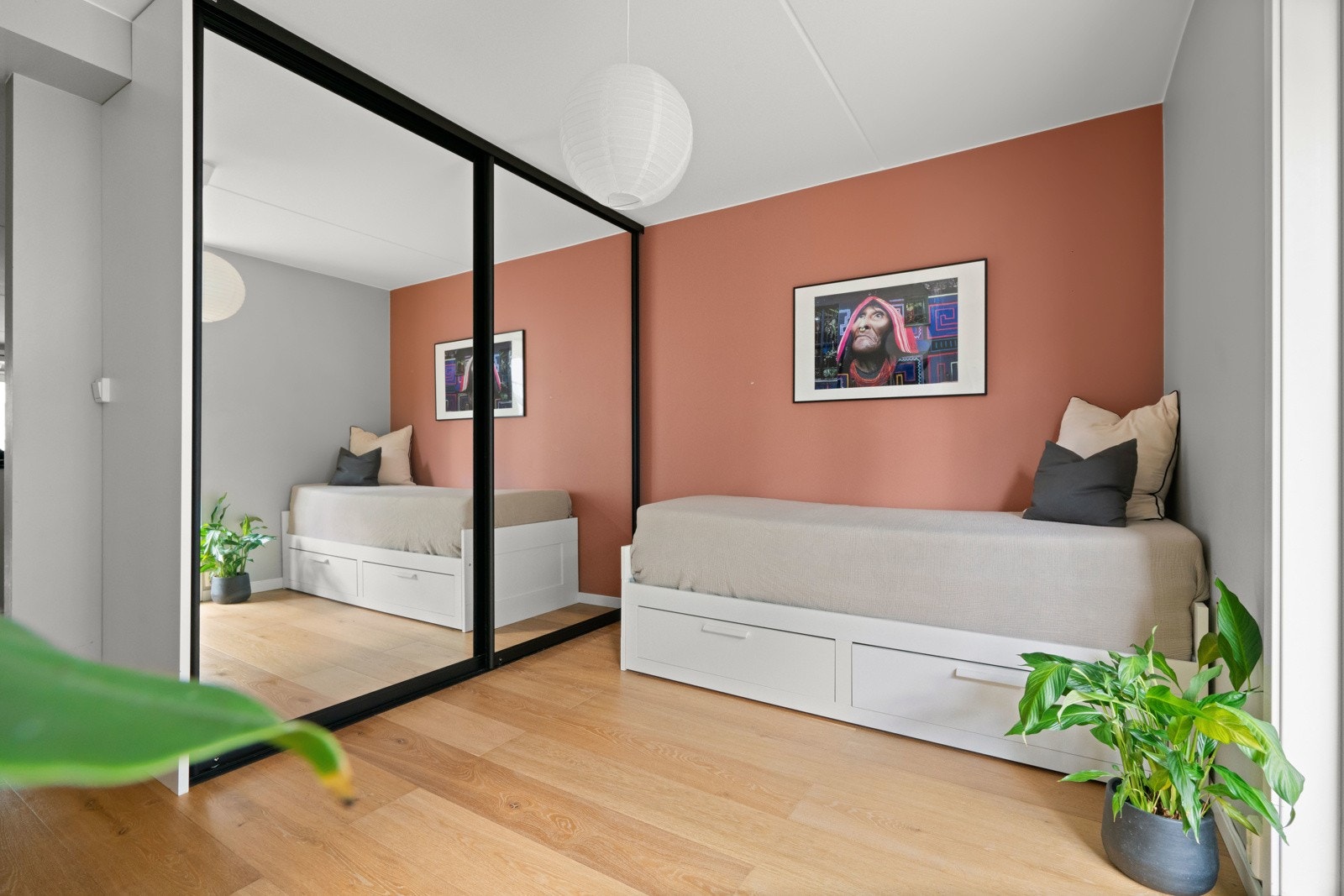 Soverom 2 har en god størrelse og har godt med lagringsplass i fastmontert garderobe. Galleribilde